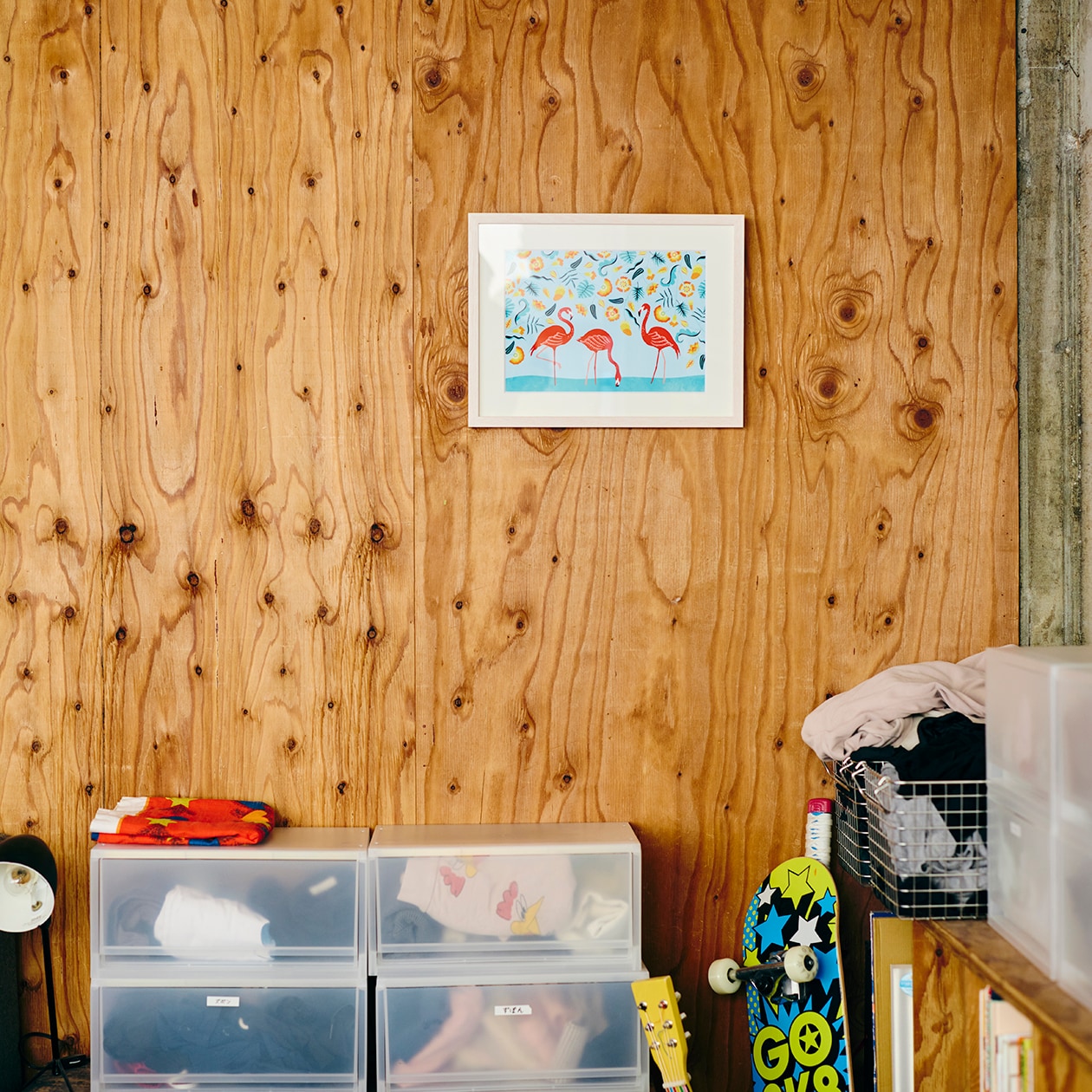 おおらかに、時を重ねてきた部屋 | ポリプロピレンメイクボックス、脚付マットレス ほか_0KsTON