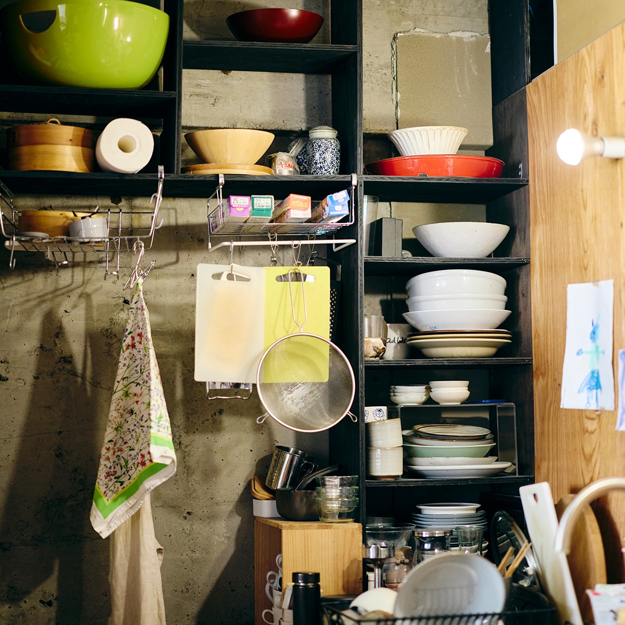 おおらかに、時を重ねてきた部屋 | ポリプロピレンメイクボックス、脚付マットレス ほか_N8olU4