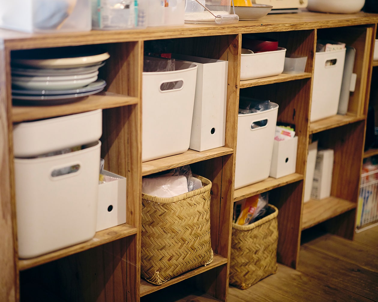 おおらかに、時を重ねてきた部屋 | ポリプロピレンメイクボックス、脚付マットレス ほか_7Esvmx