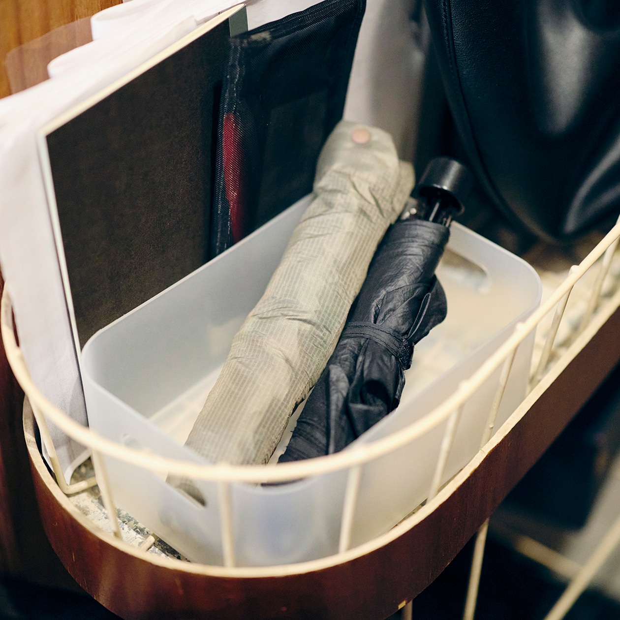 おおらかに、時を重ねてきた部屋 | ポリプロピレンメイクボックス、脚付マットレス ほか_VB8nN5