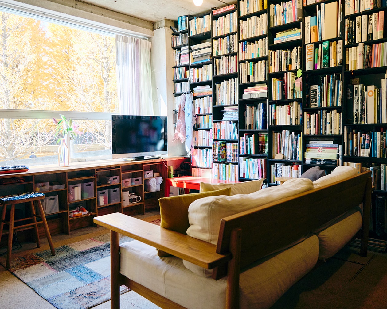 おおらかに、時を重ねてきた部屋 | ポリプロピレンメイクボックス、脚付マットレス ほか_8Vx8h6