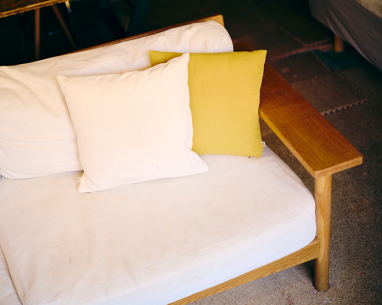 おおらかに、時を重ねてきた部屋 | ポリプロピレンメイクボックス、脚付マットレス ほか_G1h49r