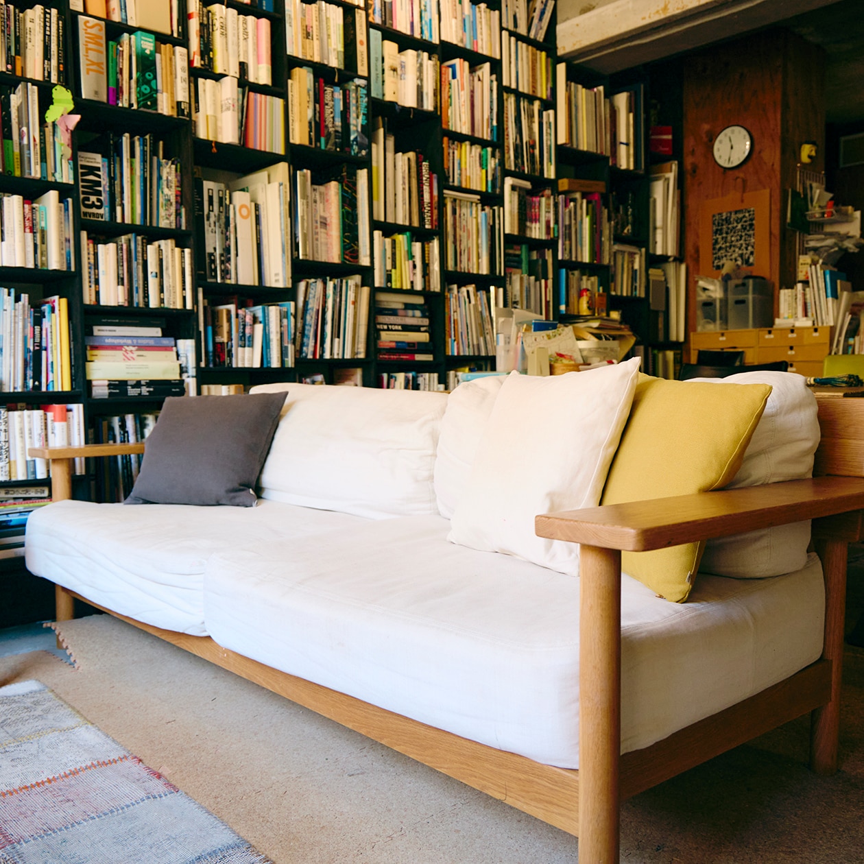 おおらかに、時を重ねてきた部屋 | ポリプロピレンメイクボックス、脚付マットレス ほか_H4uI4X