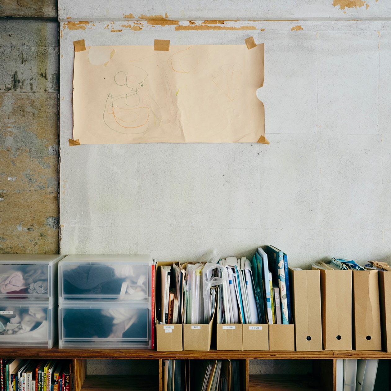 おおらかに、時を重ねてきた部屋 | ポリプロピレンメイクボックス、脚付マットレス ほか_9u5B5t