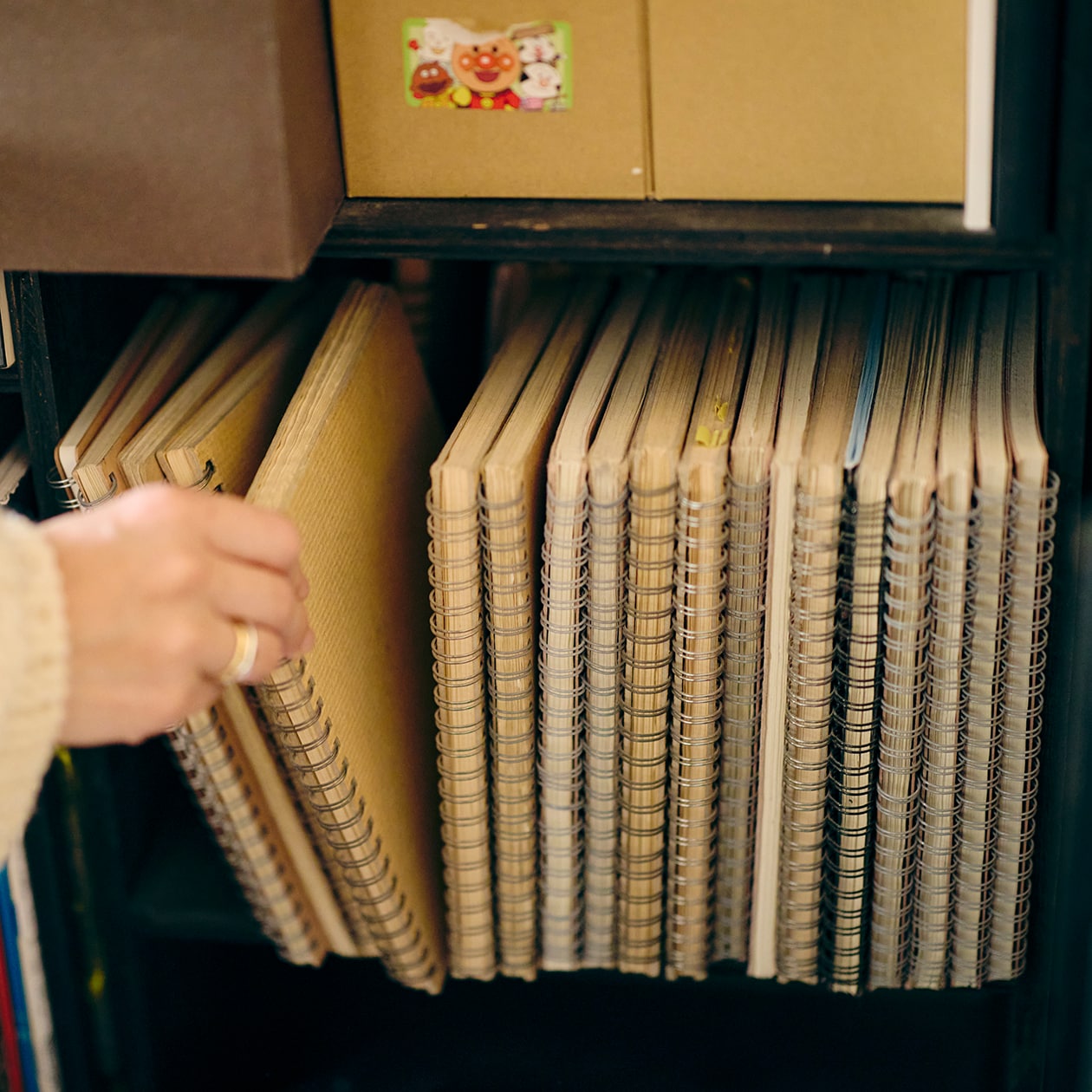 おおらかに、時を重ねてきた部屋 | ポリプロピレンメイクボックス、脚付マットレス ほか_MA1jf8