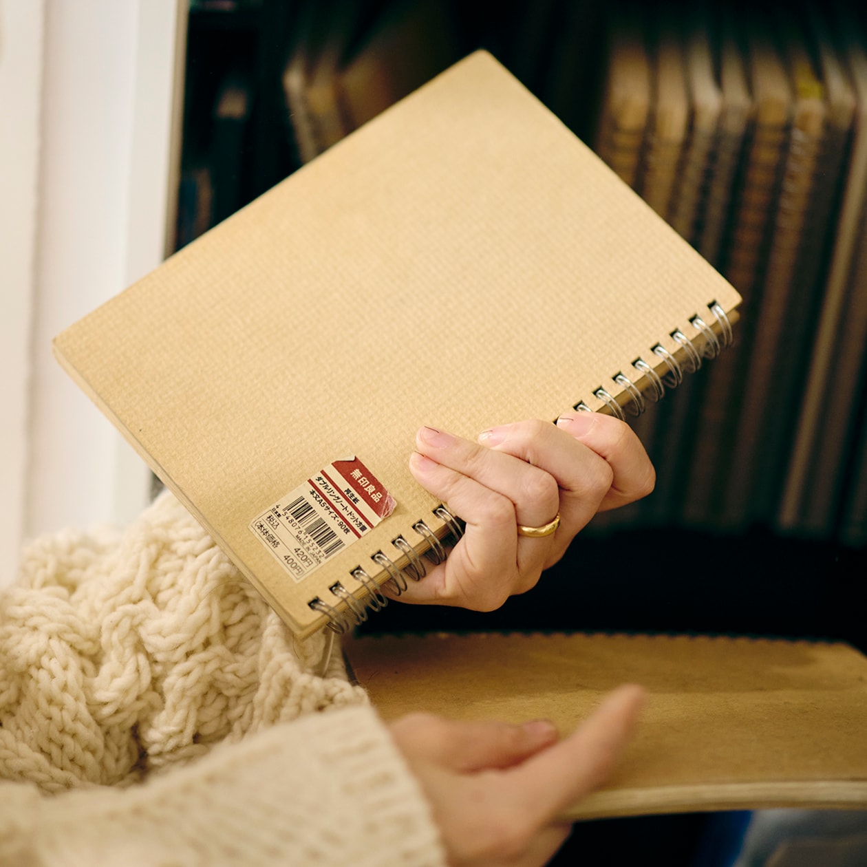 おおらかに、時を重ねてきた部屋 | ポリプロピレンメイクボックス、脚付マットレス ほか_r7KmjJ