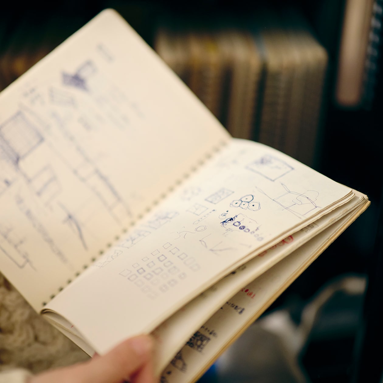 おおらかに、時を重ねてきた部屋 | ポリプロピレンメイクボックス、脚付マットレス ほか_Q6Sko7