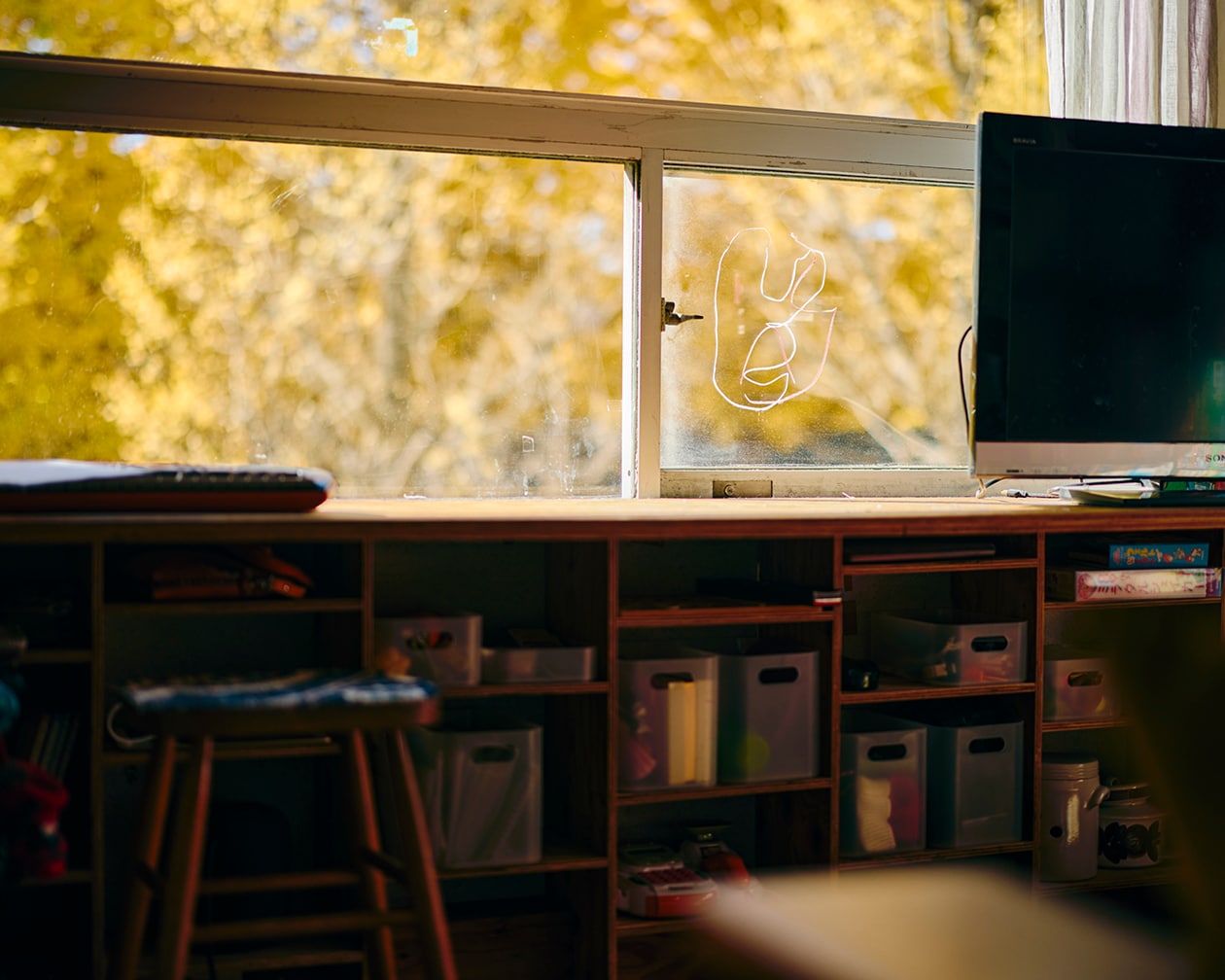 おおらかに、時を重ねてきた部屋 | ポリプロピレンメイクボックス、脚付マットレス ほか_DKa42H