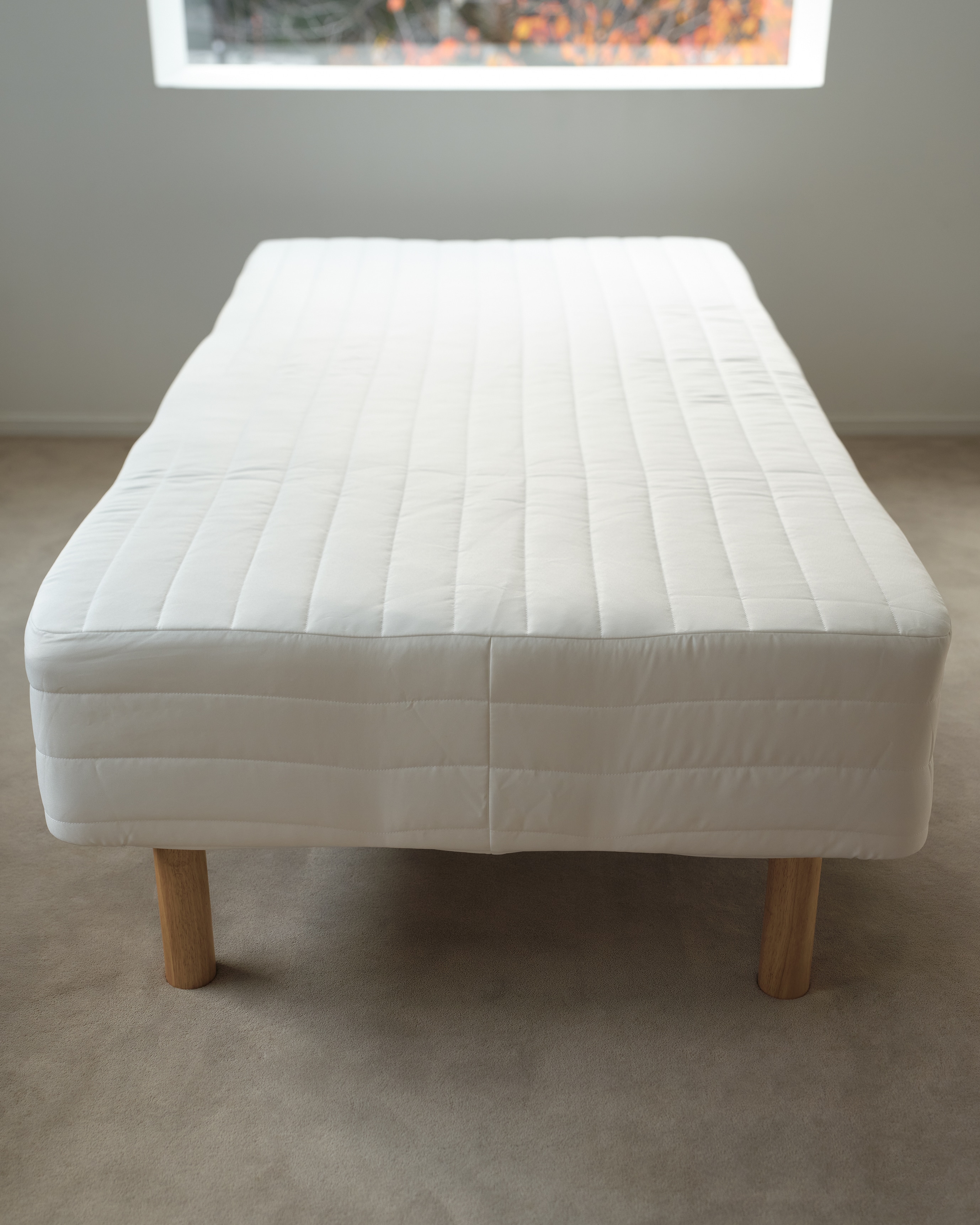 フレームを省くことで広がった、自由な使い方 ｜ 脚付マットレス_9X7g5E