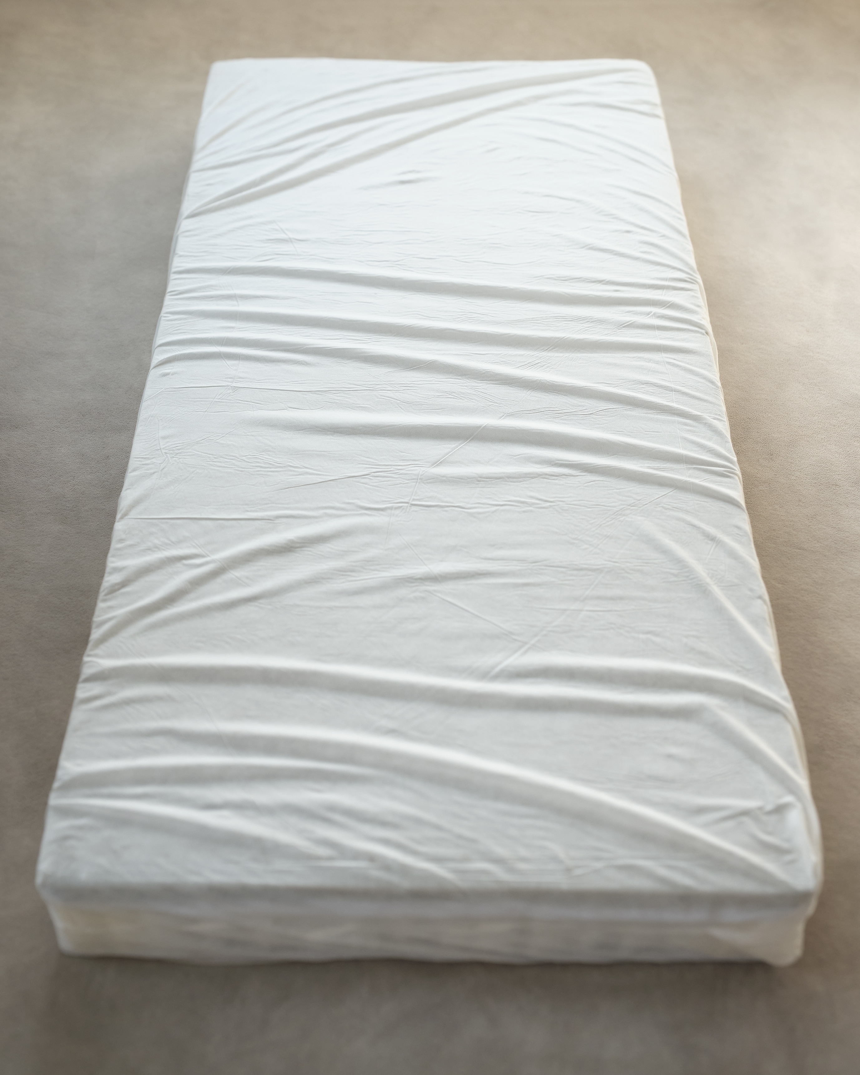 フレームを省くことで広がった、自由な使い方 ｜ 脚付マットレス_iPX8Ap