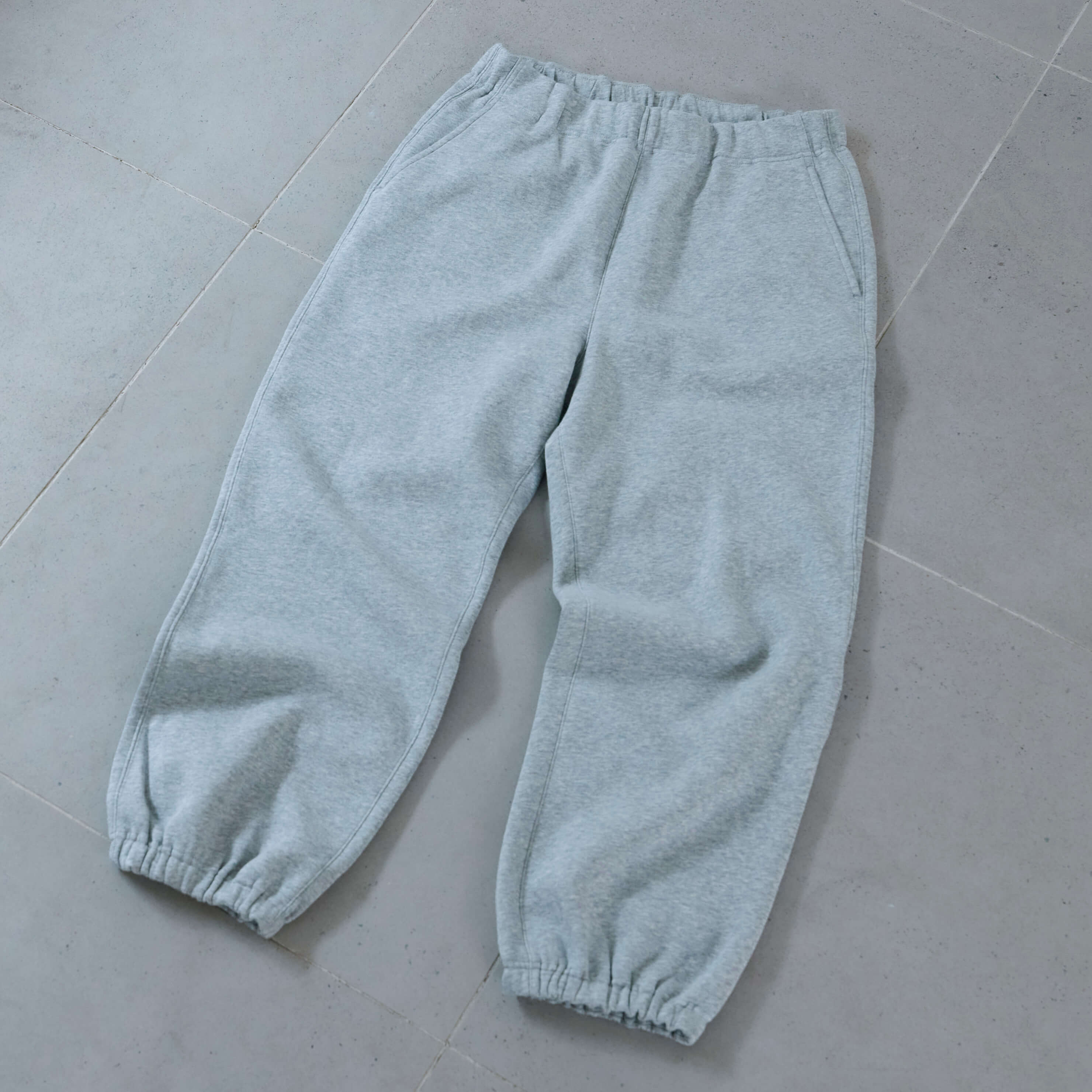 家でも、外でも。軽やかなスウェットパンツ ｜ スタッフのリアルな着こなし_Hu8SJ4