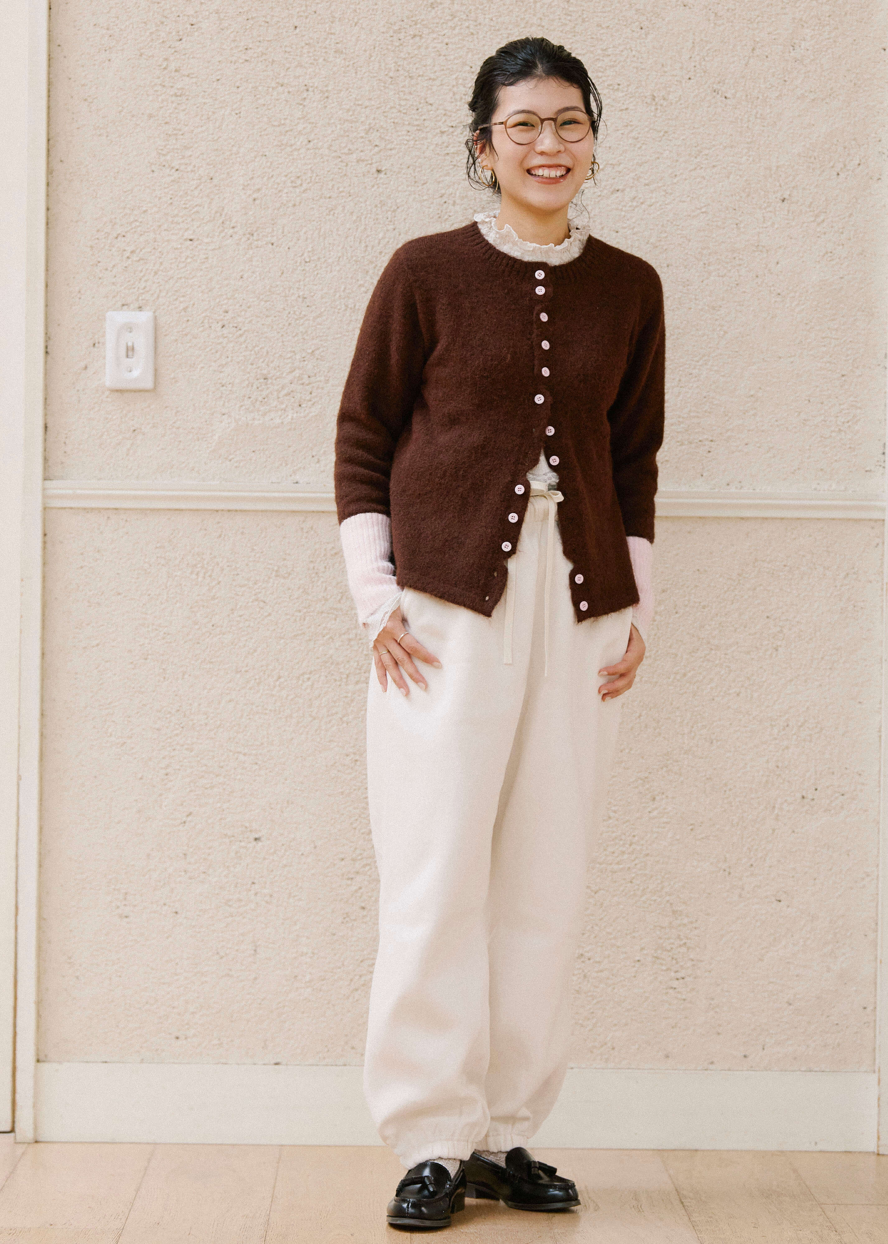 家でも、外でも。軽やかなスウェットパンツ ｜ スタッフのリアルな着こなし_4CLM26