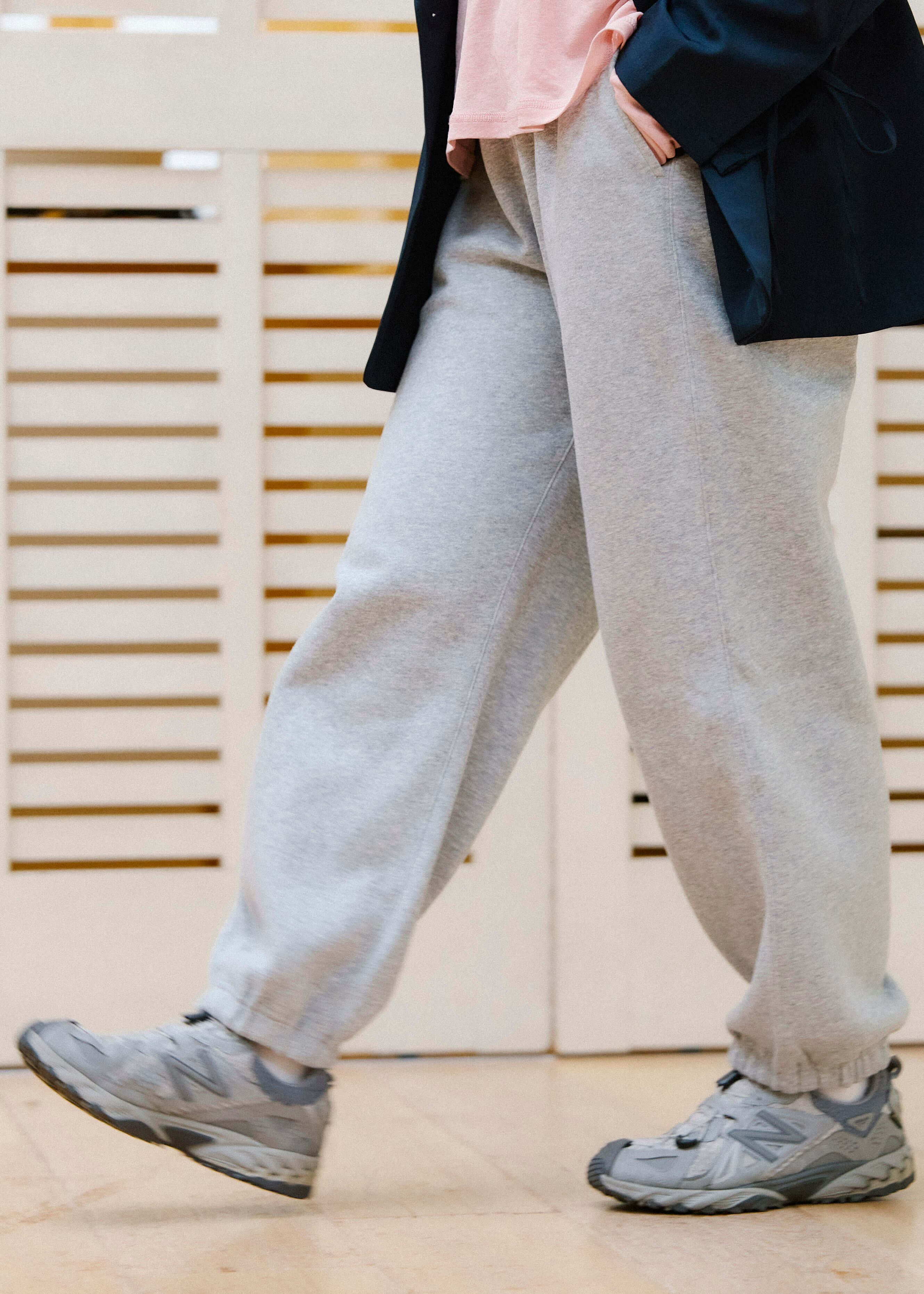 家でも、外でも。軽やかなスウェットパンツ ｜ スタッフのリアルな着こなし_7Gekvq