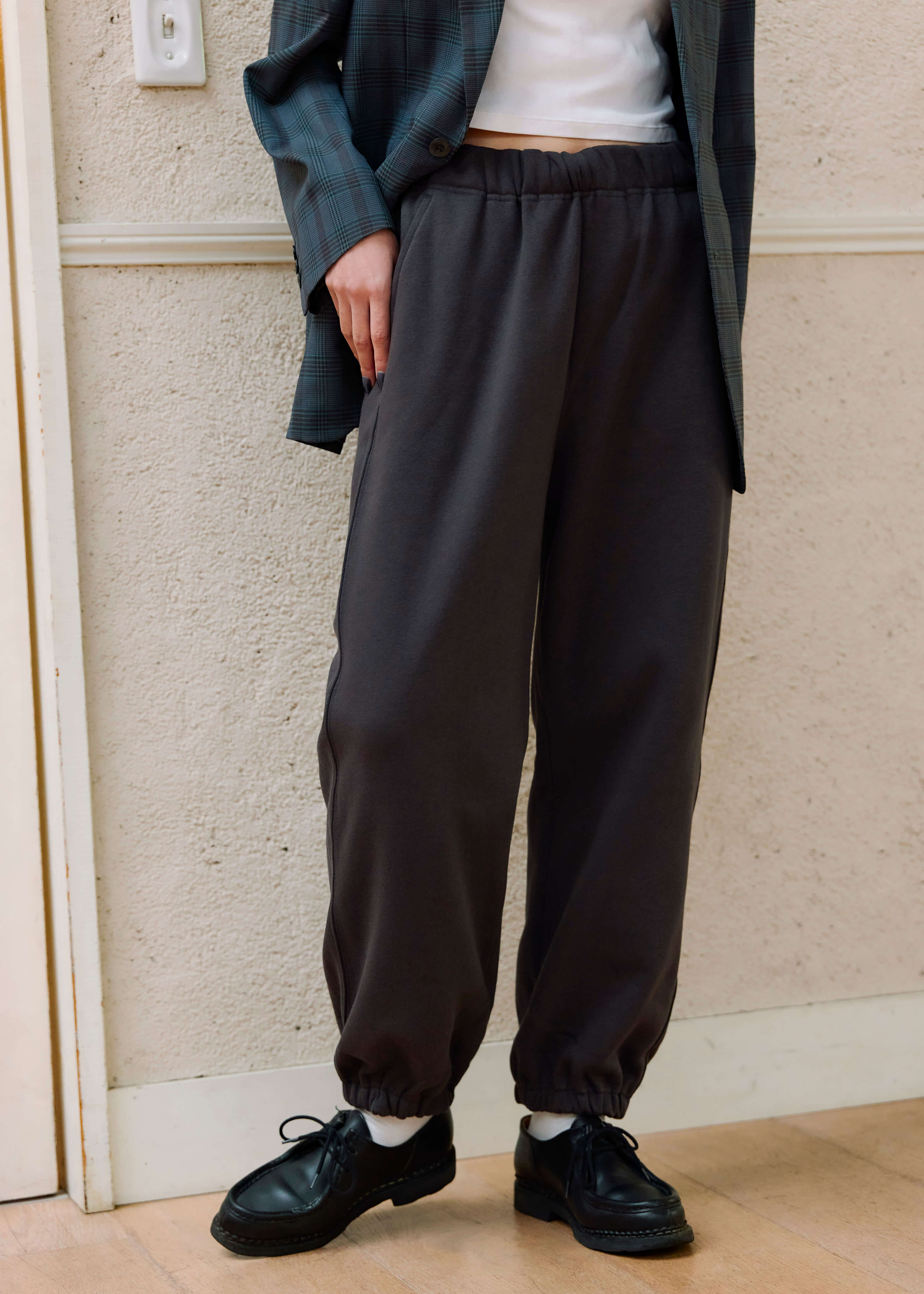 家でも、外でも。軽やかなスウェットパンツ ｜ スタッフのリアルな着こなし_57wh08