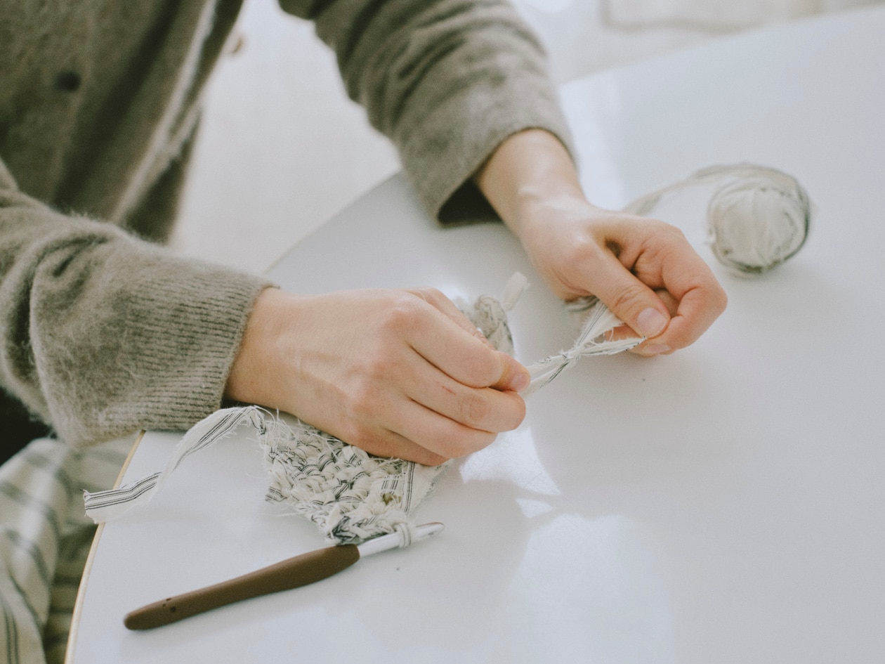 「裂いて編む、その過程こそが自分を取り戻すひととき」荻野玲子さん_7Y7ghh