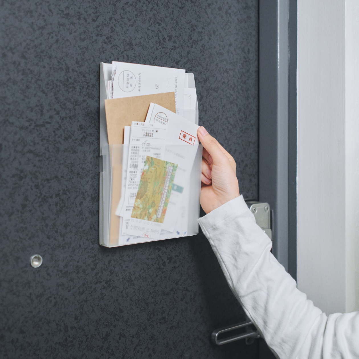 玄関ドアに貼りつけたマグネット付き ポケット収納