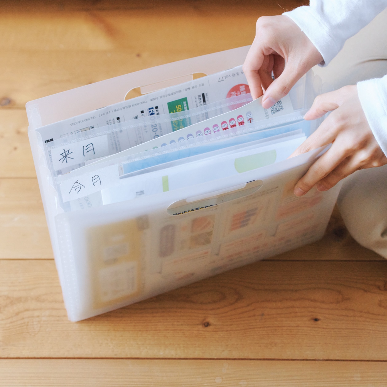 見出しを付けたじゃばらファイルと仕分けられた書類