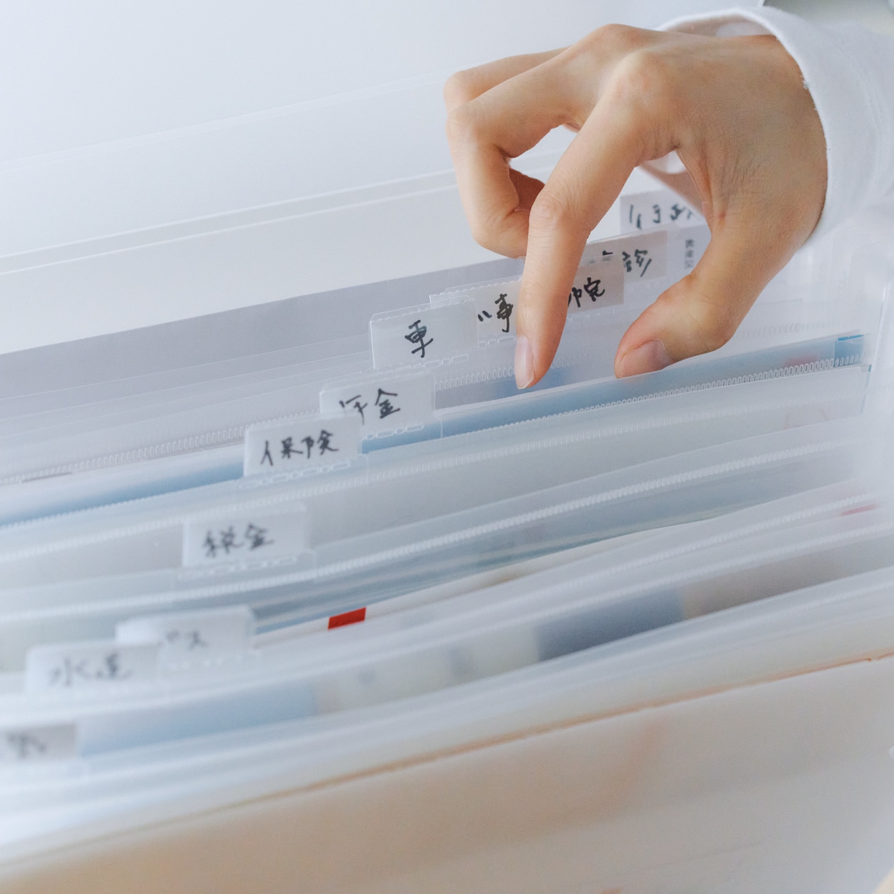 見出しをつけたファイルケースと仕分けられた書類