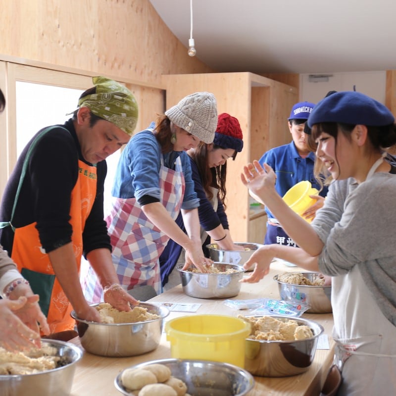 【五味醤油】　歌って、踊る味噌職人。味噌屋は味噌づくりの手伝いをするサービス業_X2cSdC