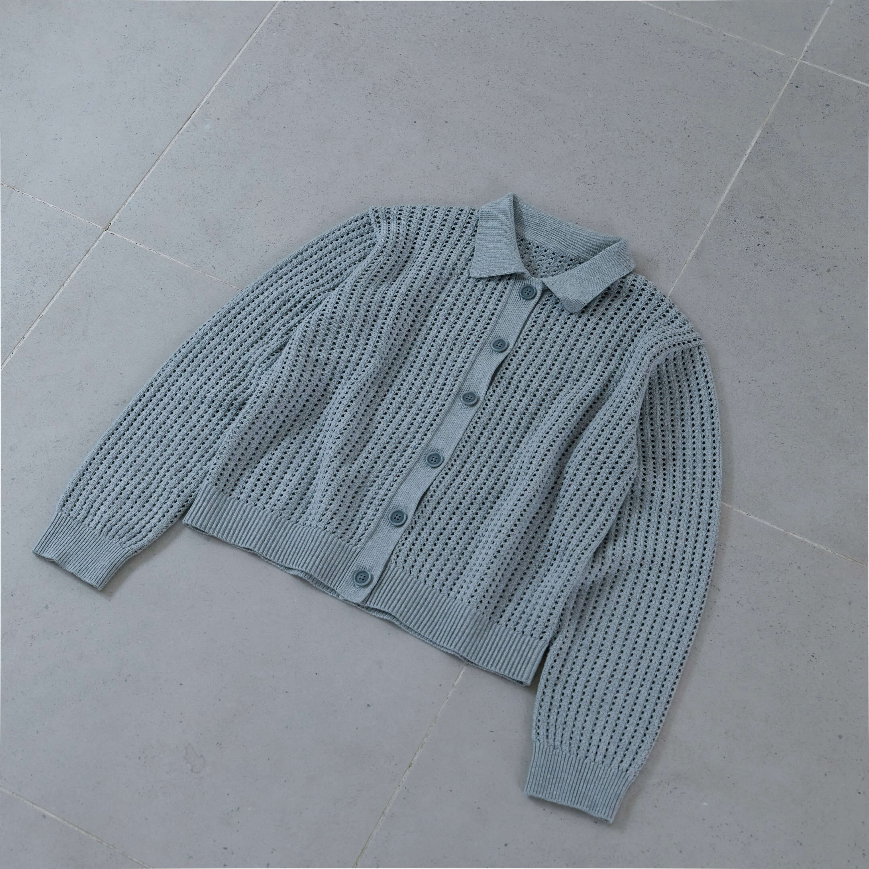 さらりと羽織れる、透かし編みのカーディガン ｜ スタッフのリアルな着こなし_iw5u4D