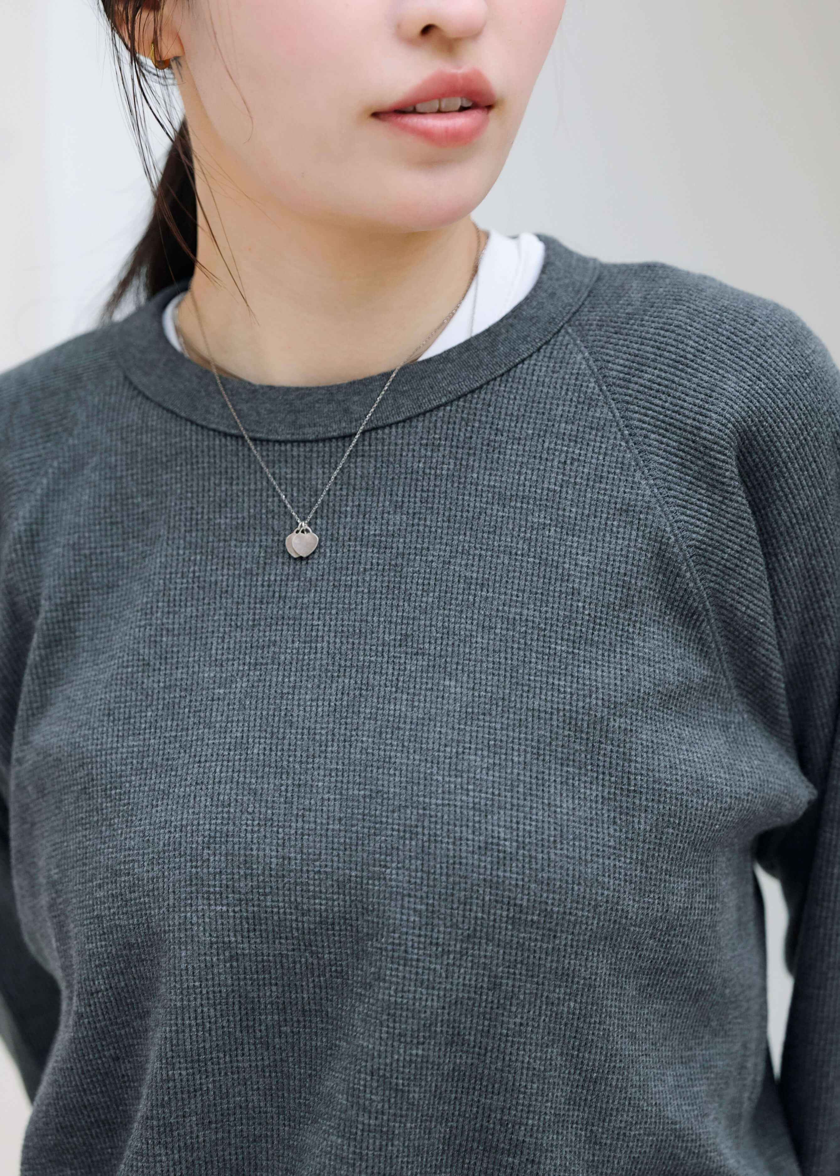 肌触りやわらかな、ワッフル編みのTシャツ ｜ スタッフのリアルな着こなし_1yCuK3