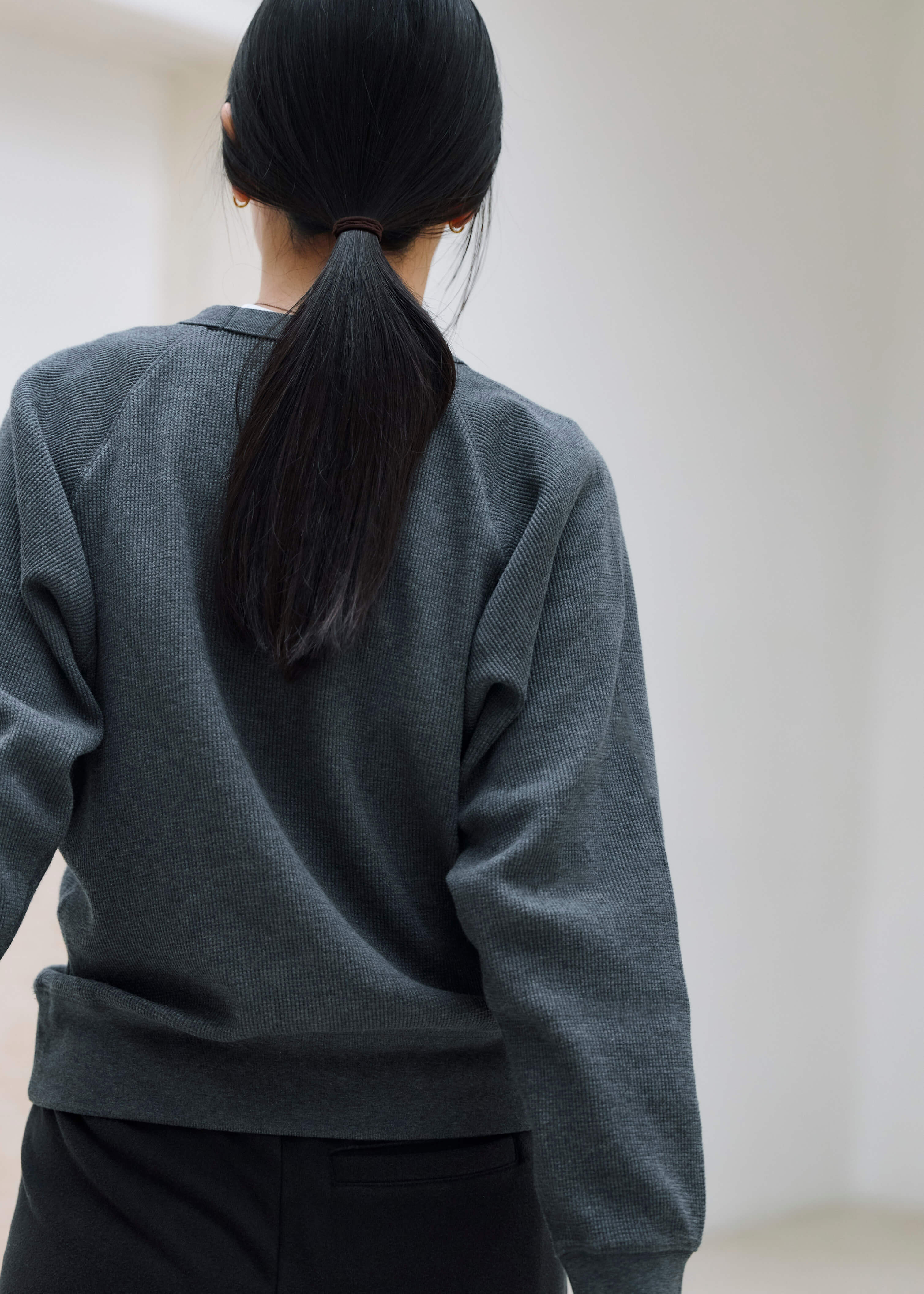 肌触りやわらかな、ワッフル編みのTシャツ ｜ スタッフのリアルな着こなし_1yHZ3N