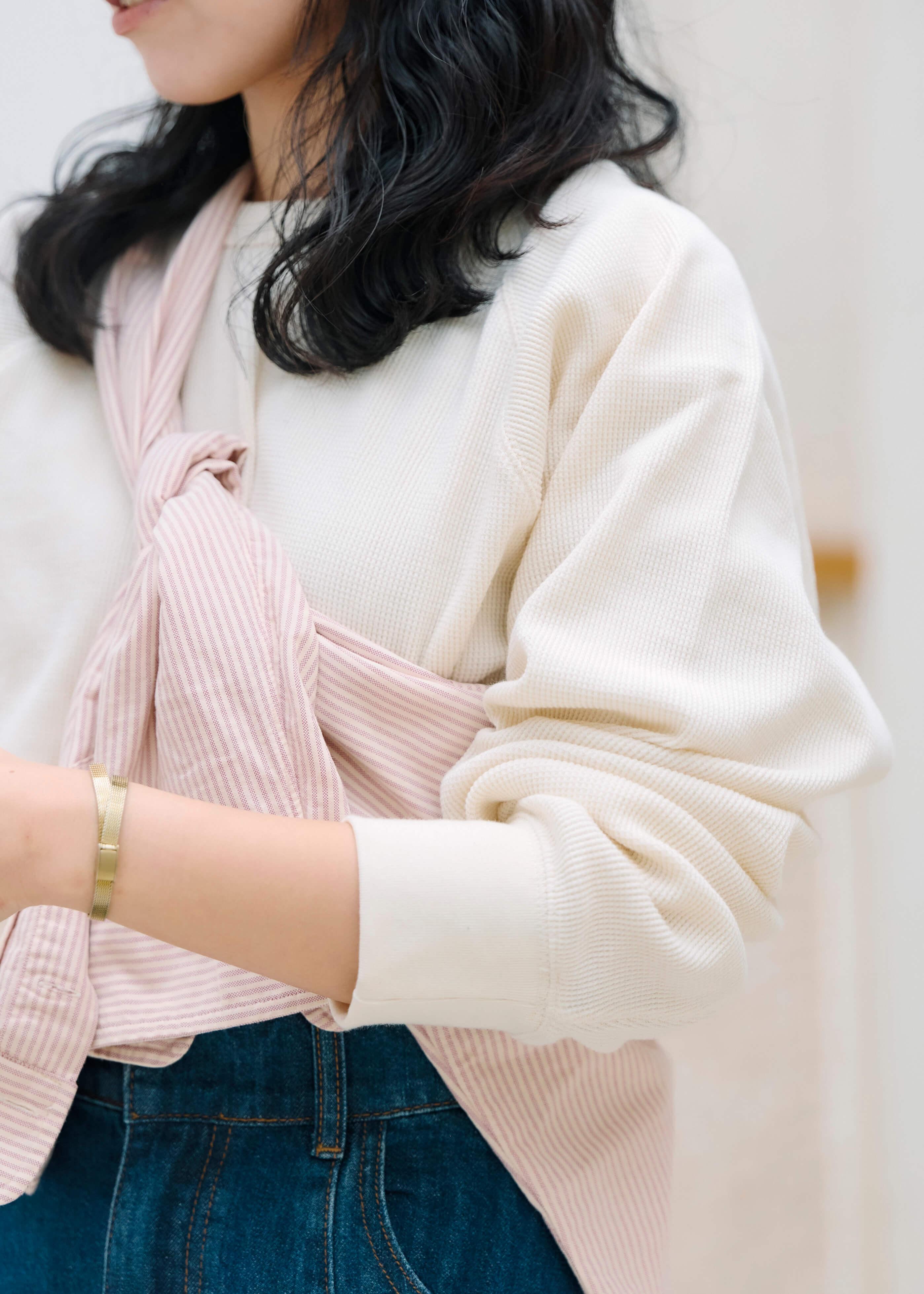 肌触りやわらかな、ワッフル編みのTシャツ ｜ スタッフのリアルな着こなし_d2XRuZ