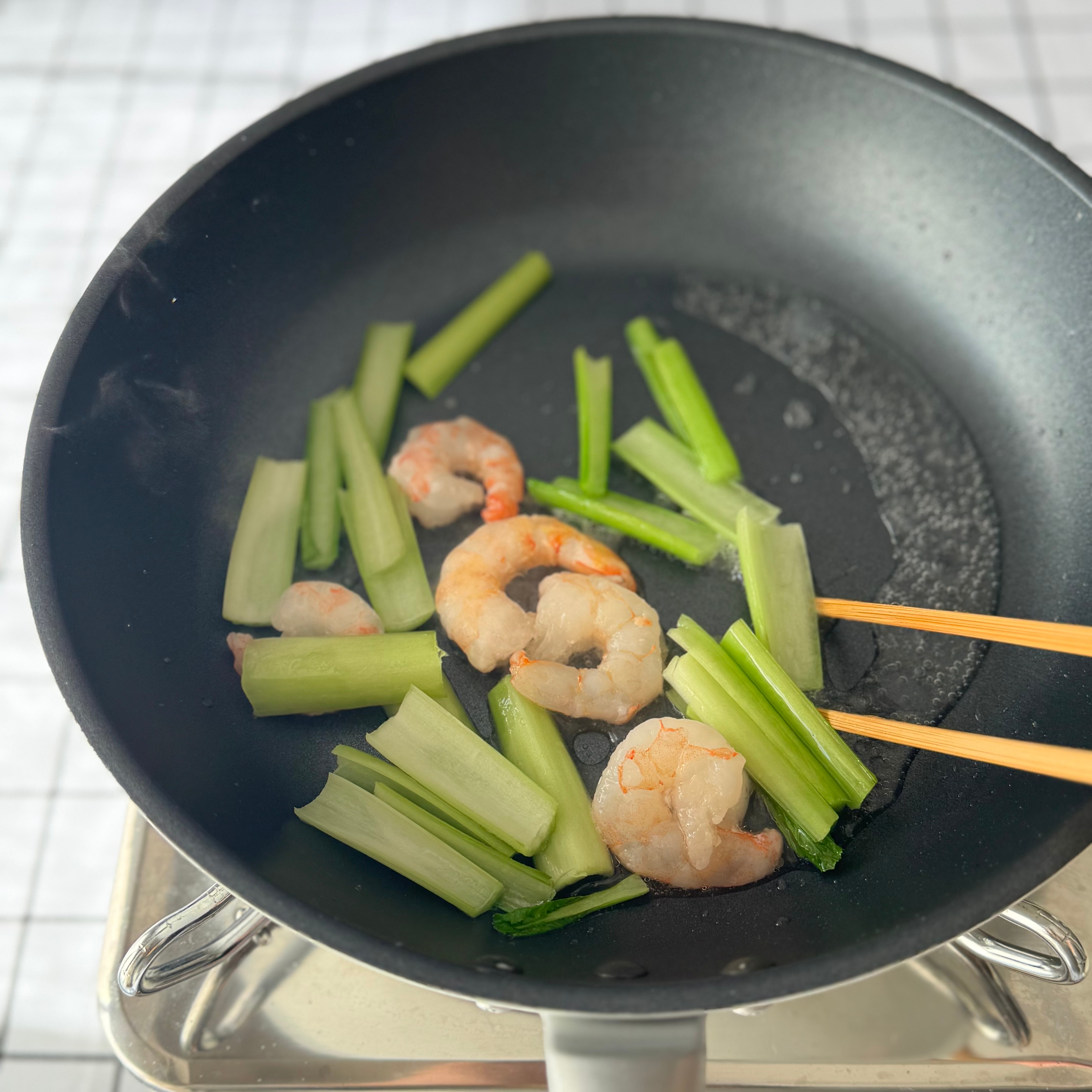 味がきまる「青菜炒めの素」で作る野菜炒めとチャーハン_H3NI2Y