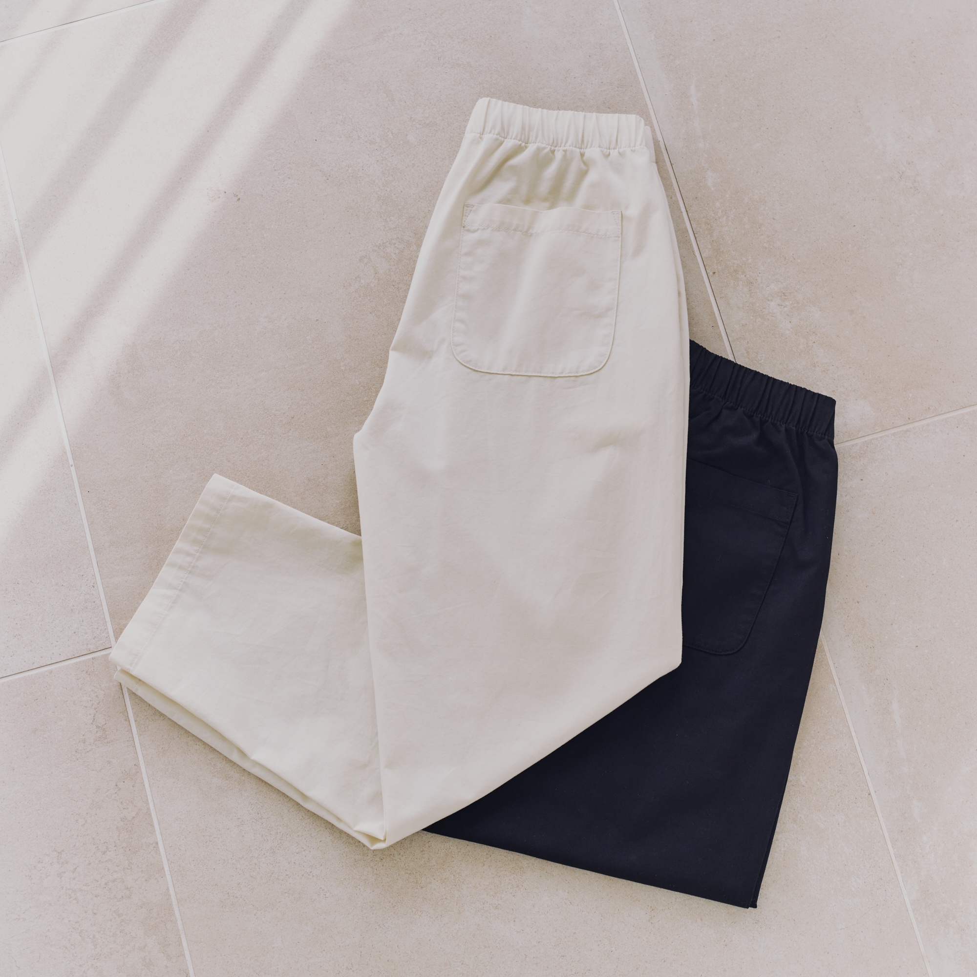 アクティブからくつろぎまで。頼れる「イージーパンツ」｜ 着まわしたい、定番服_kA1jjI