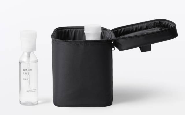 再生ナイロンメイクボックスMにポンプヘッド・コットン専用ヘッドをつけ替えた300mLの化粧水ボトルを入れた画像