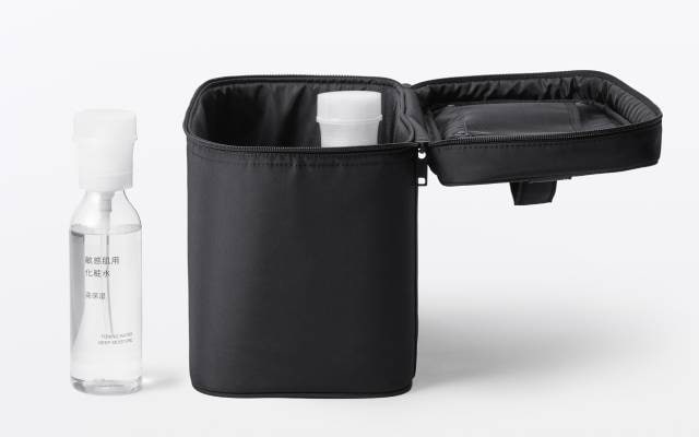 再生ナイロンメイクボックスLにポンプヘッド・コットン専用ヘッドをつけ替えた300mLの化粧水ボトルを入れた画像