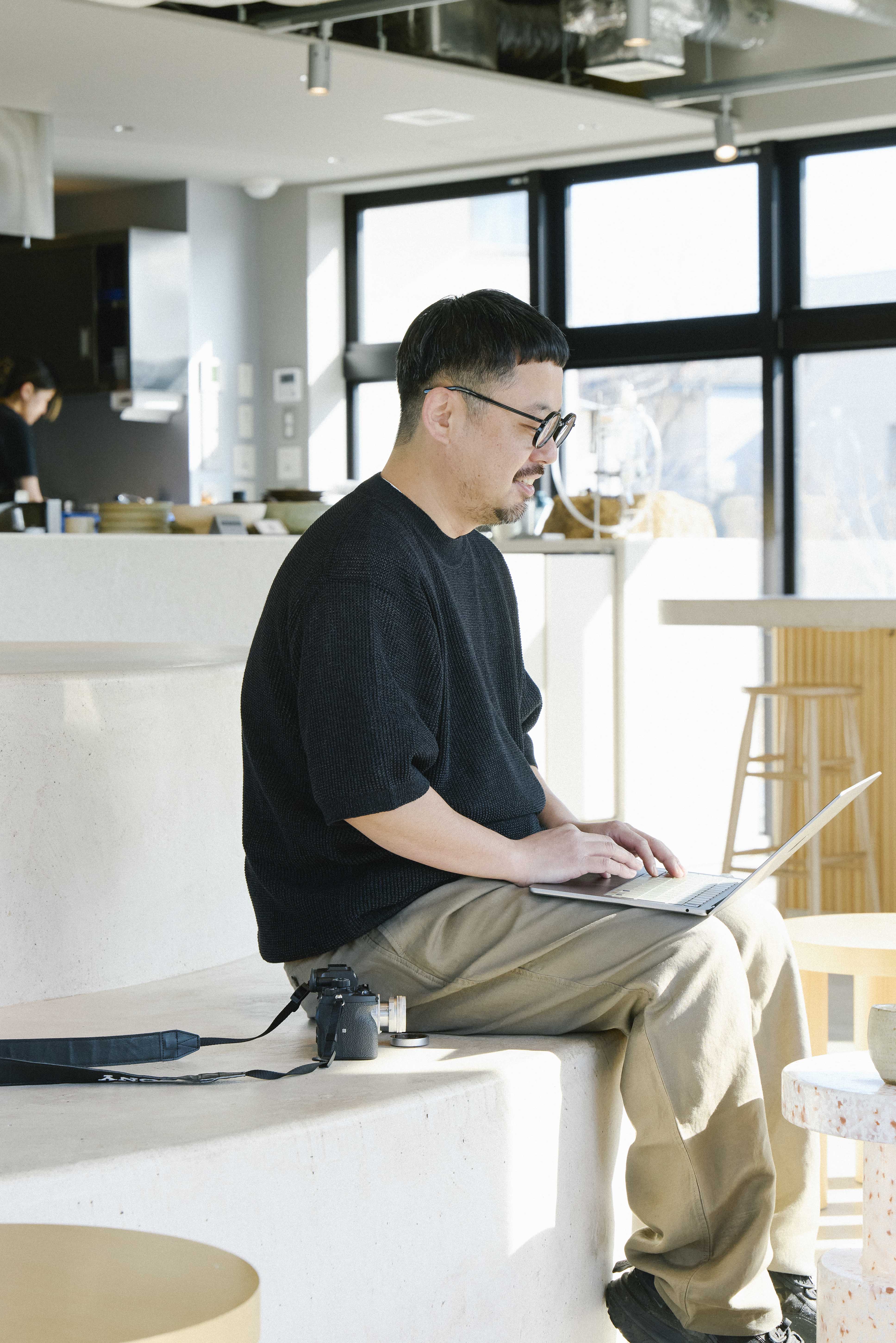 写真家 阿部ケンヤさんが着るMUJI Laboの和紙混半袖クルーネックセーター