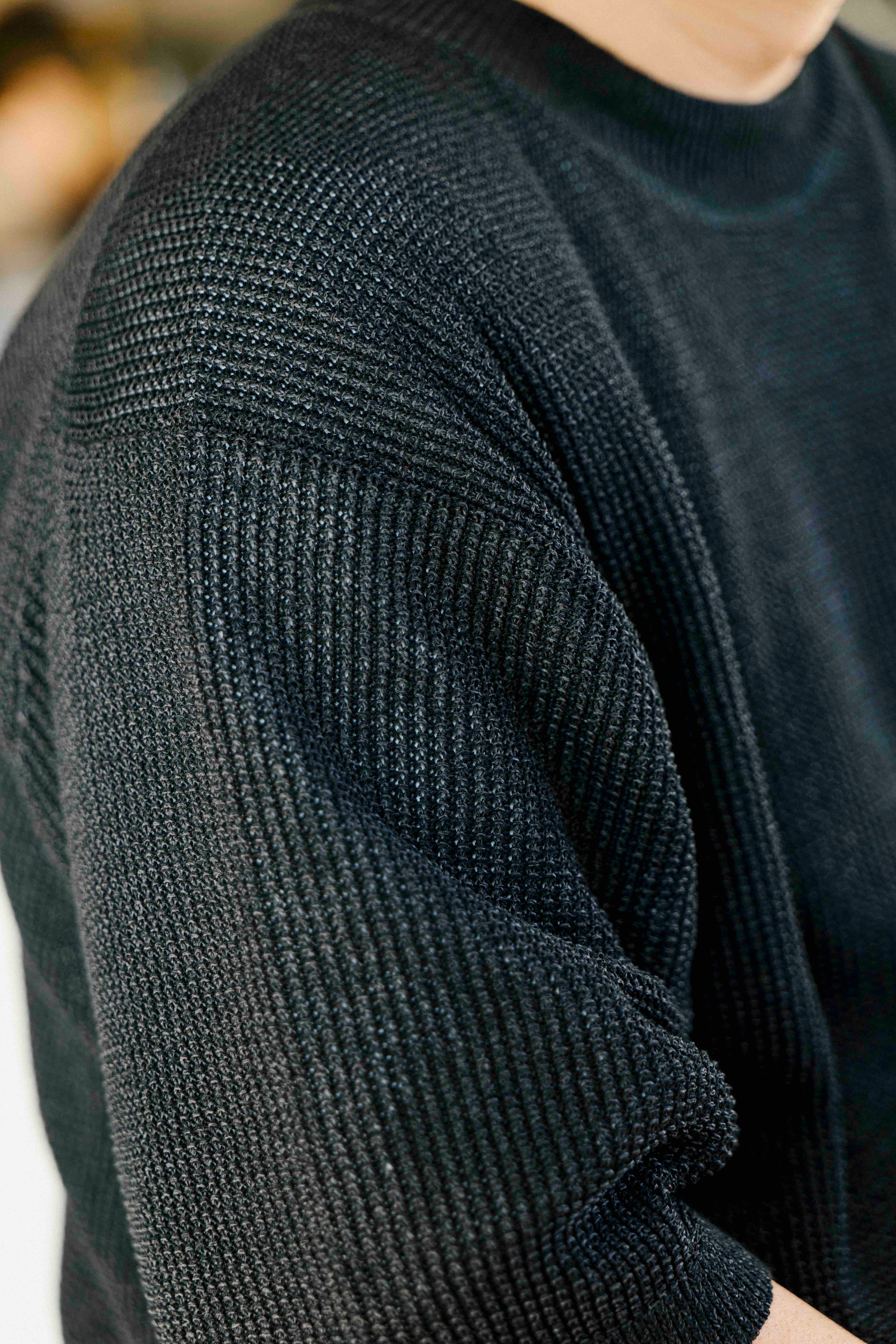 写真家 阿部ケンヤさんが着るMUJI Laboの和紙混半袖クルーネックセーター