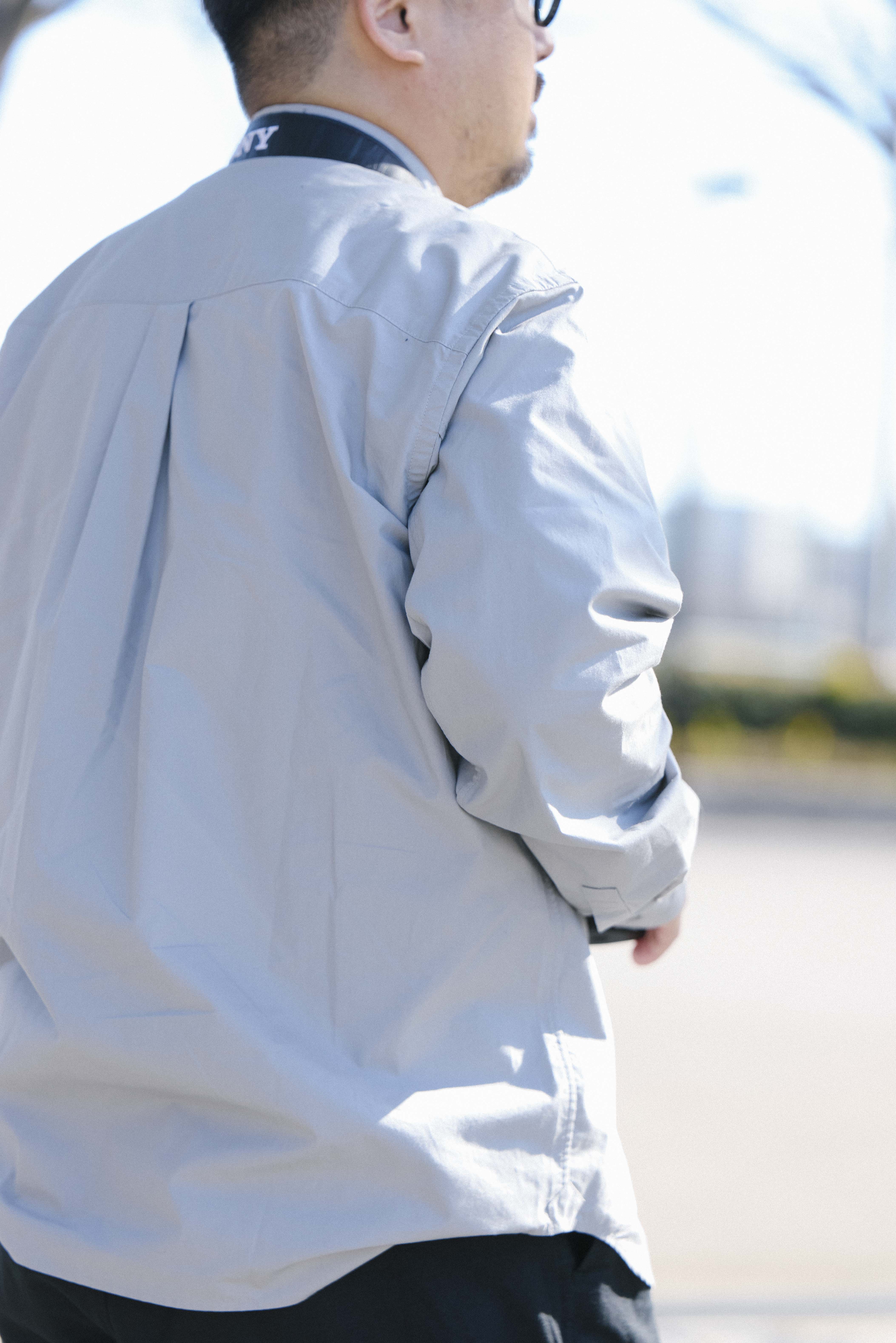 写真家 阿部ケンヤさんが着るMUJI Laboのコットンワークシャツ