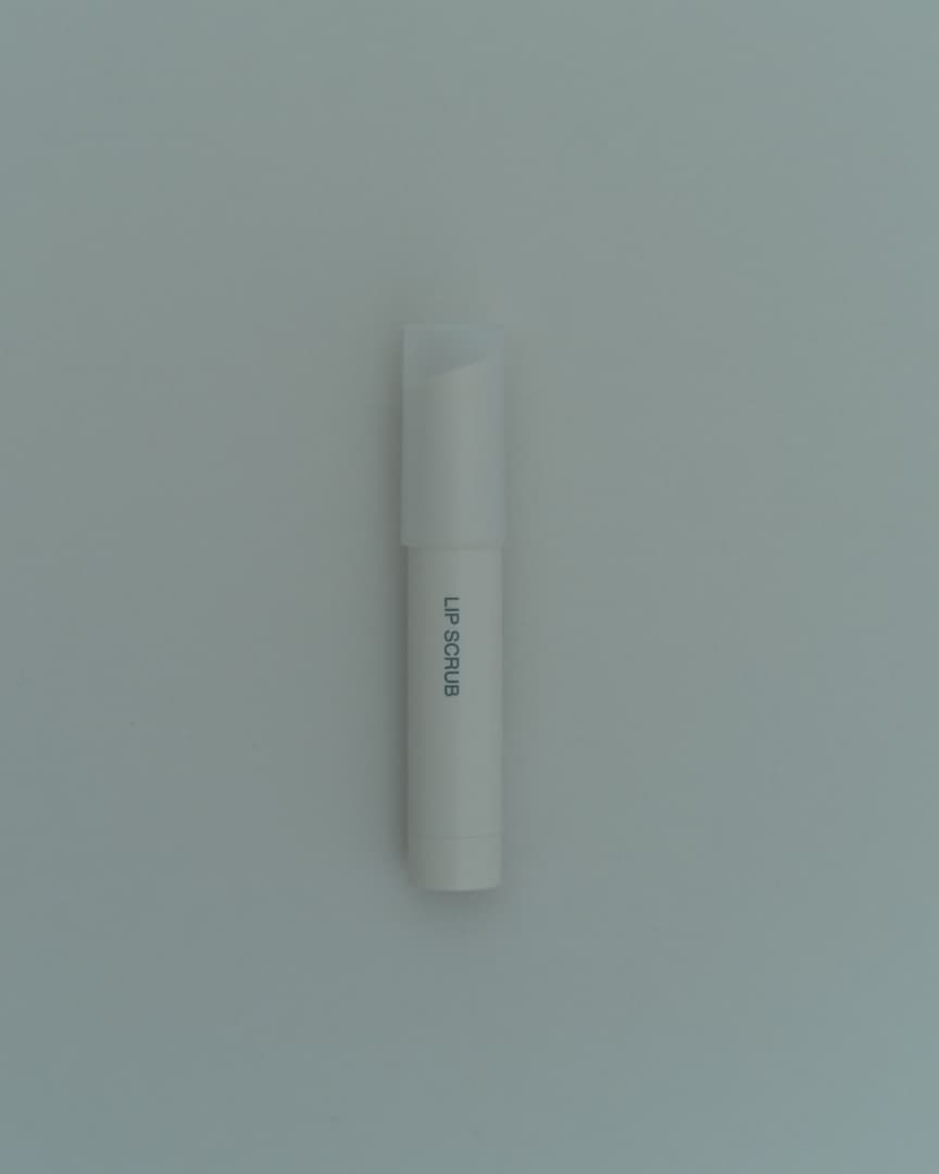 古い角質を取り、よい血色に。リップスクラブ | いつものスキンケアにもう一手間。清潔に、健やかに。無印良品のメイク_JYT7MG