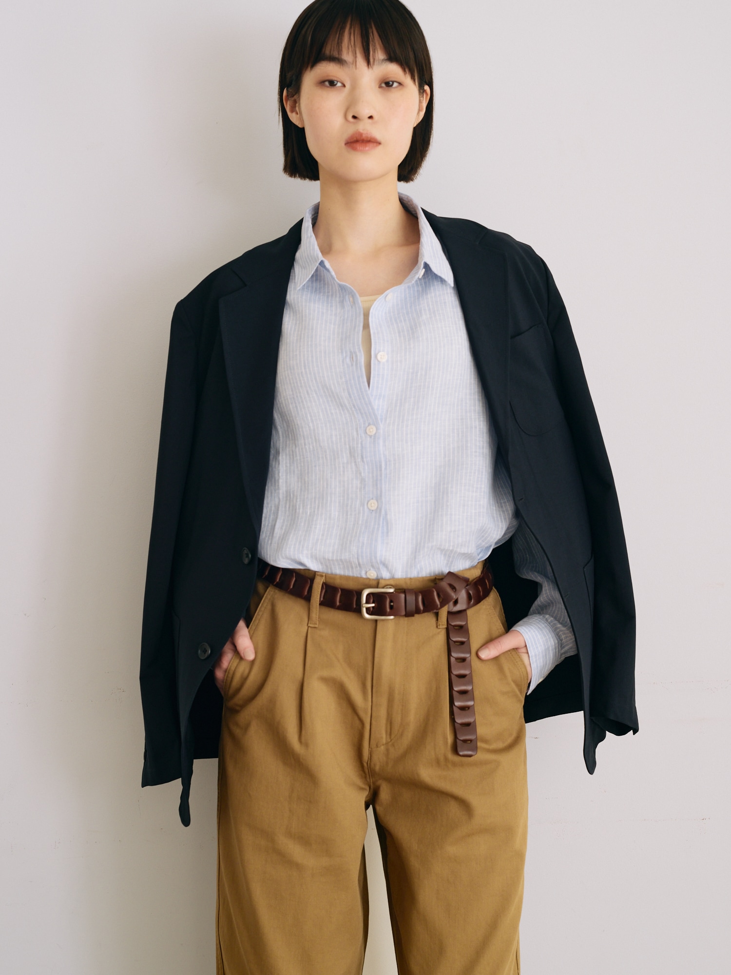 洗いざらしの風合いを楽しむ、涼やかな「リネンシャツ」 ｜  着まわしたい、定番服_w5ur30