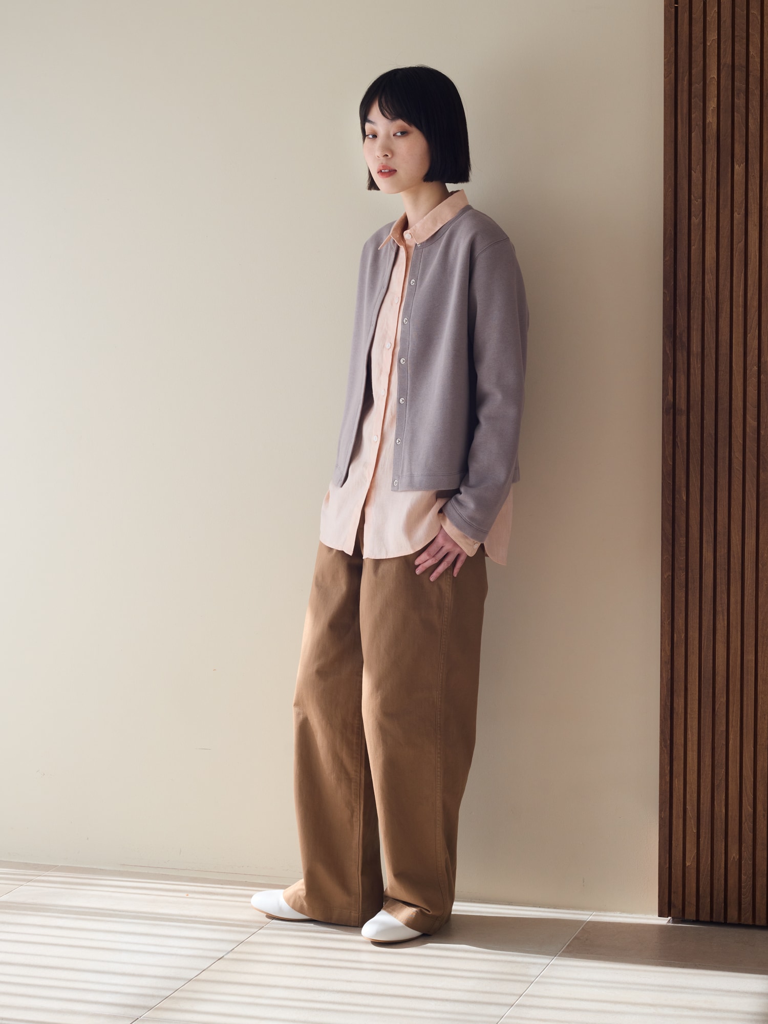 洗いざらしの風合いを楽しむ、涼やかな「リネンシャツ」 ｜  着まわしたい、定番服_0fcdtd