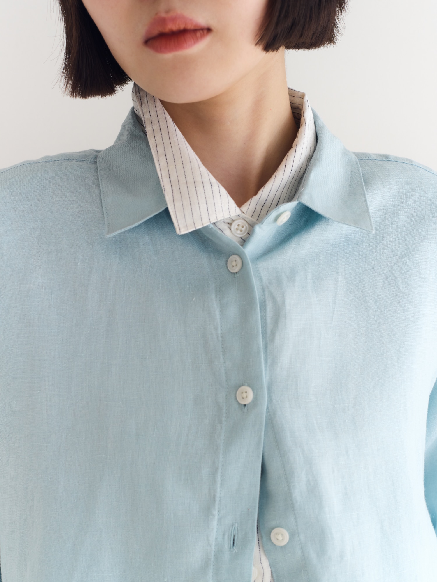 洗いざらしの風合いを楽しむ、涼やかな「リネンシャツ」 ｜  着まわしたい、定番服_AJl68G