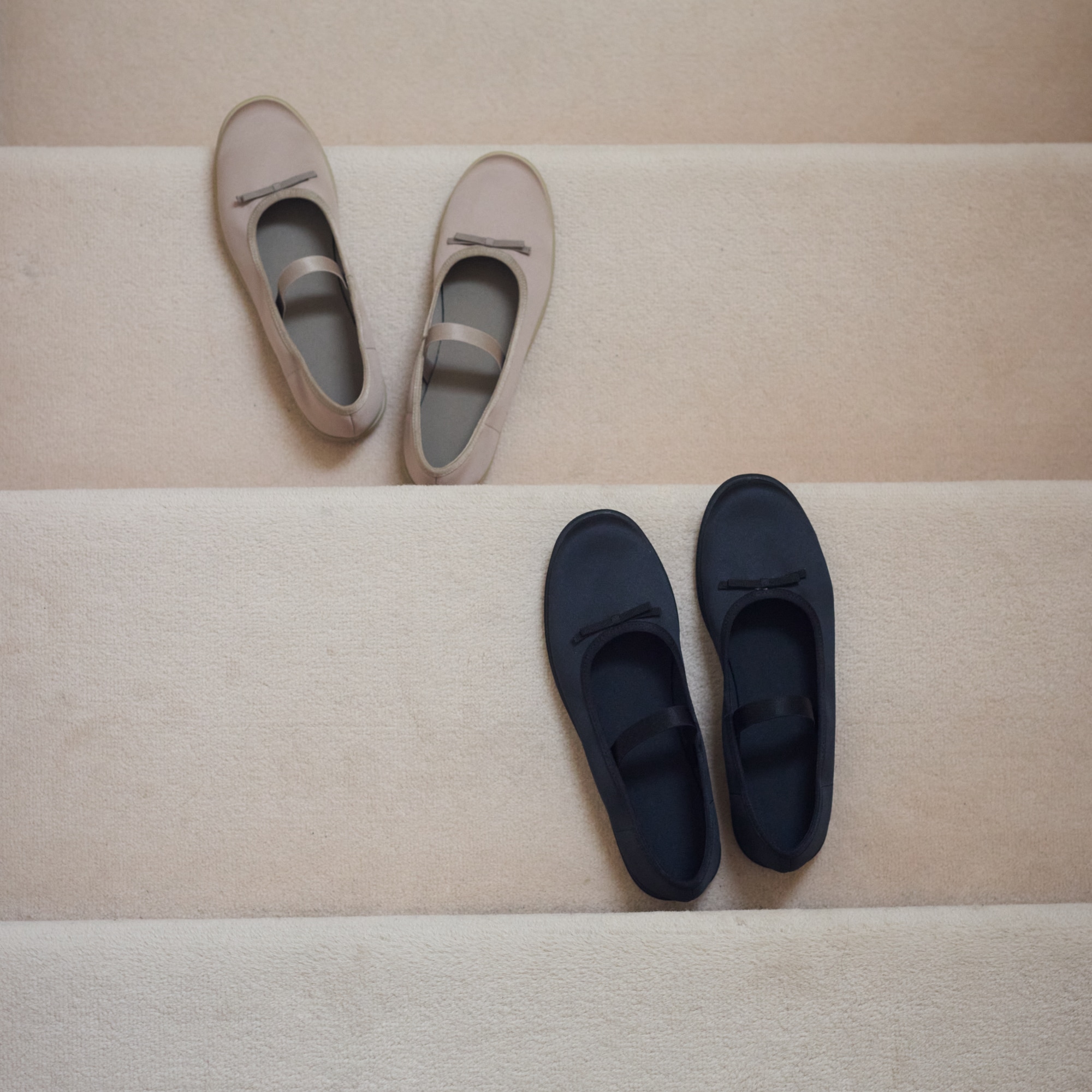 軽やかに、どこまでも寄り添う「リボンフラットシューズ」 ｜ 着まわしたい、定番服_LU9KIA