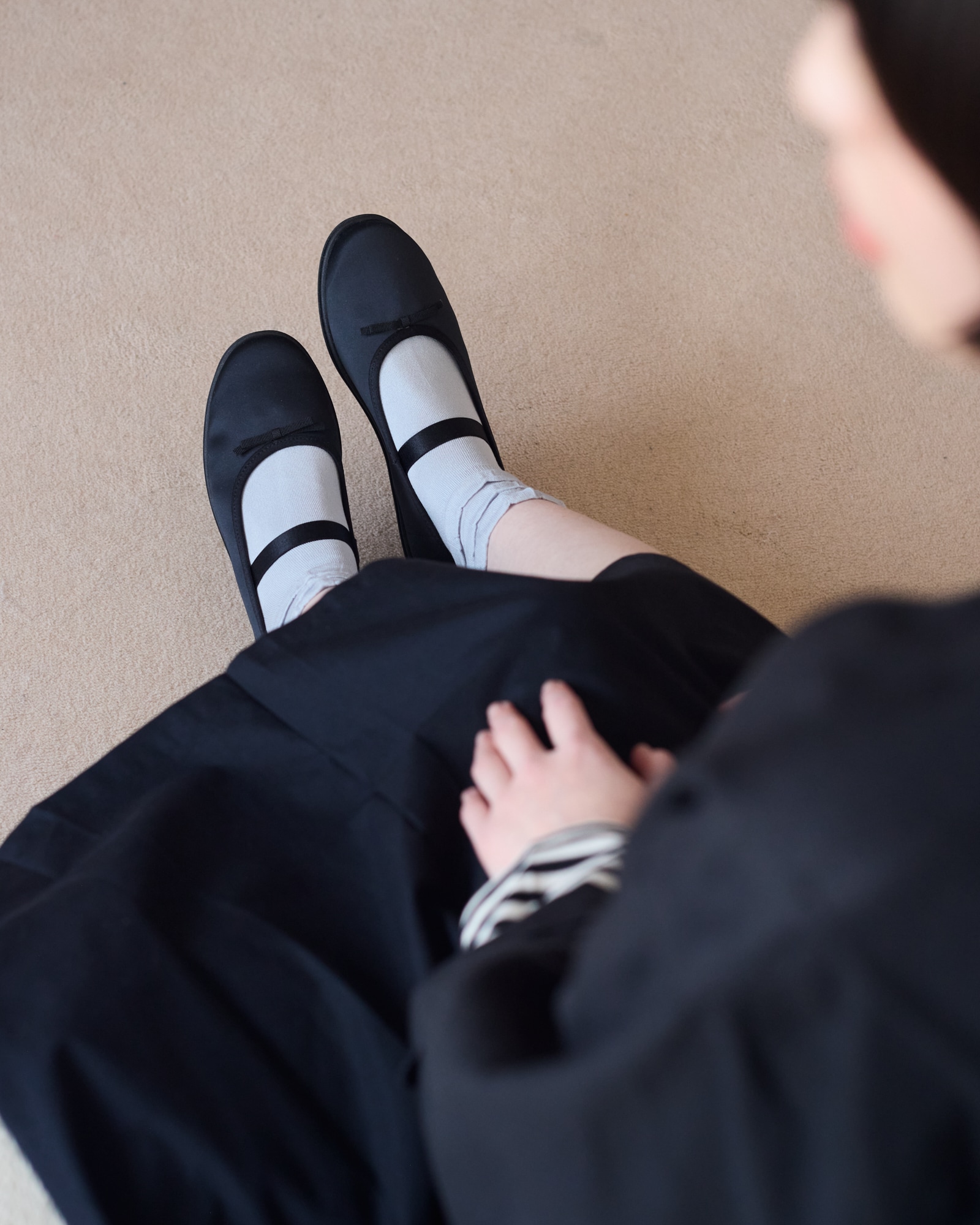 軽やかに、どこまでも寄り添う「リボンフラットシューズ」 ｜ 着まわしたい、定番服_bTAwo7