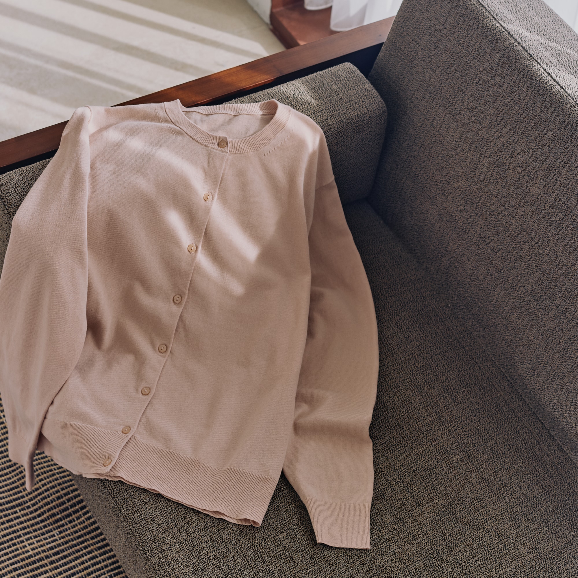 紫外線対策にも、アクセントにも。さらっと羽織れる「カーディガン」 ｜ 着まわしたい、定番服_YO1IVI