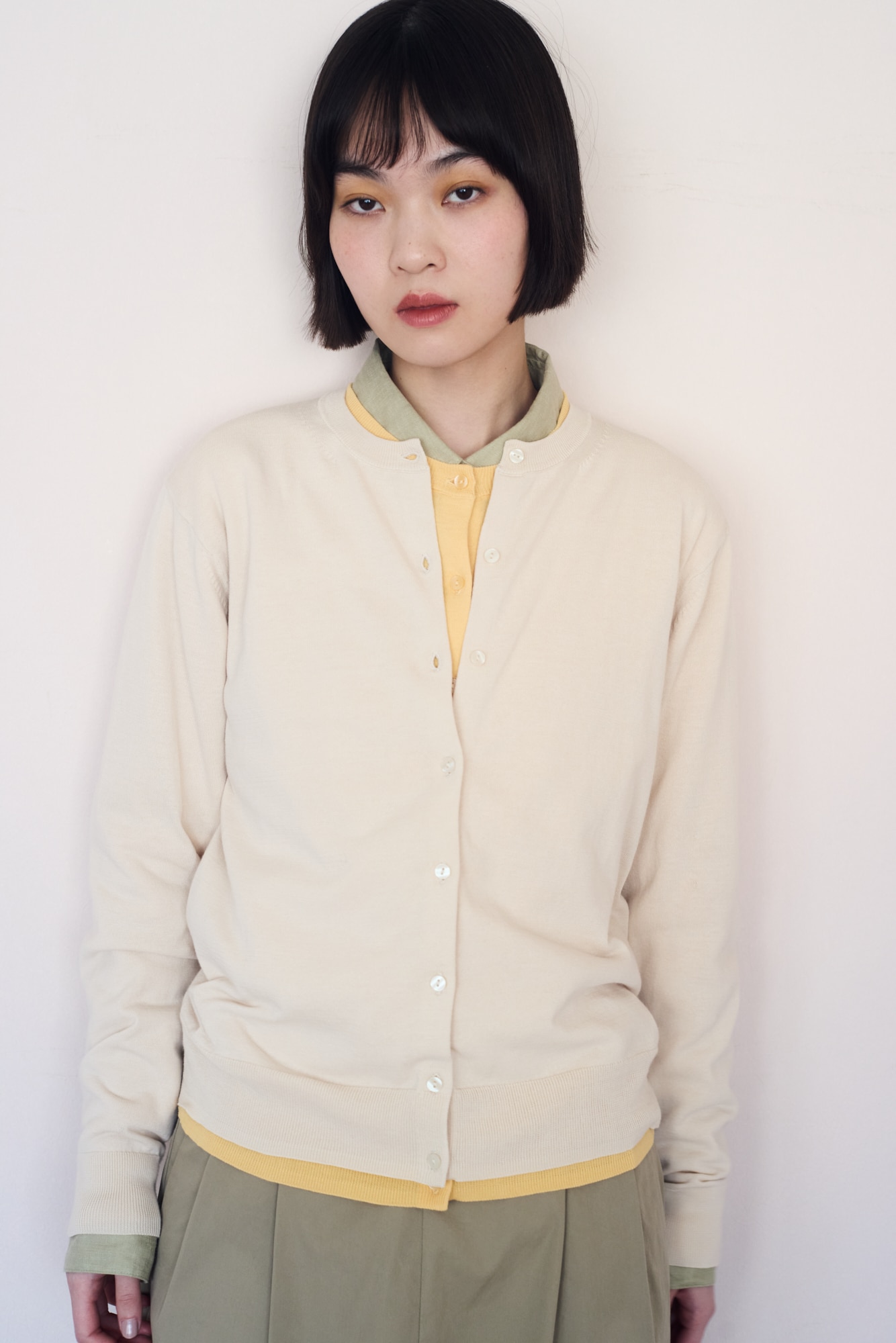 紫外線対策にも、アクセントにも。さらっと羽織れる「カーディガン」 ｜ 着まわしたい、定番服_C70vev