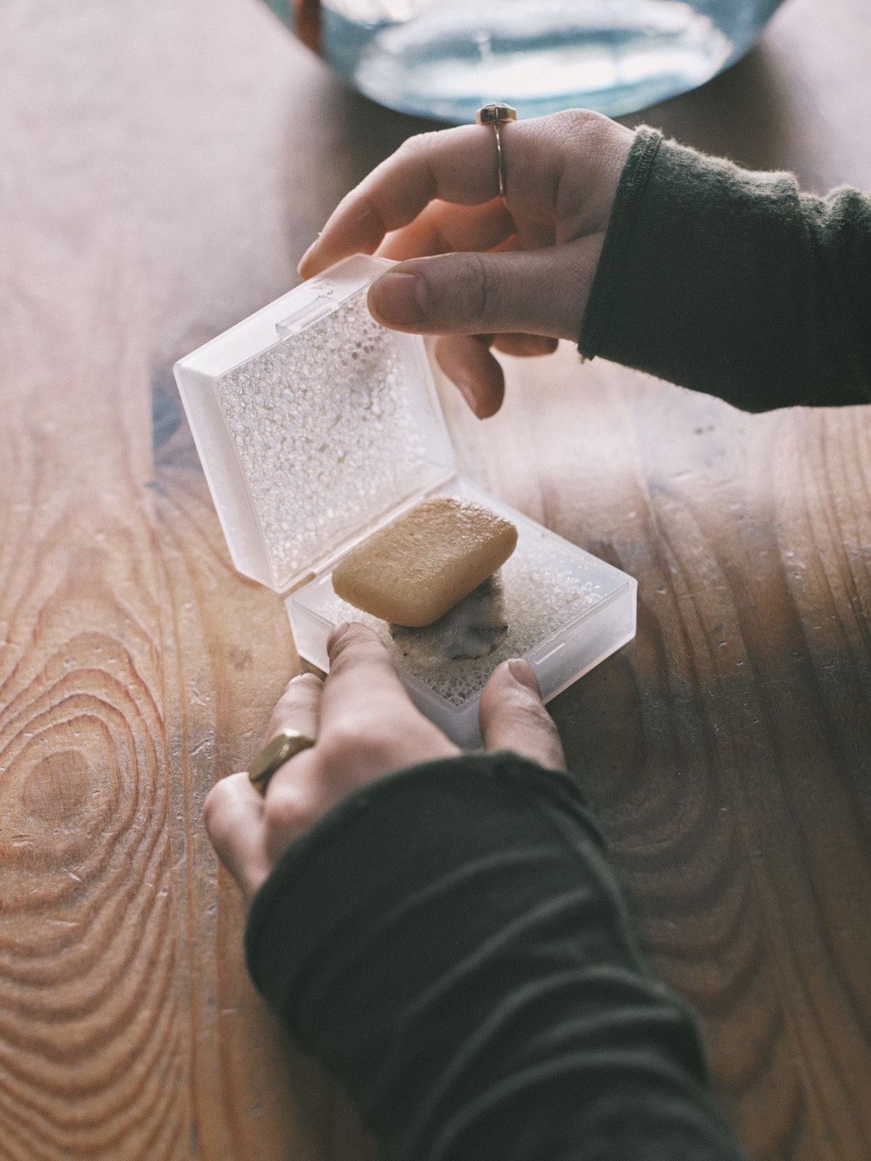 「キャリーケースは現地の食材でいっぱい。旅はいつもの道具をコンパクトに」小池陽子(ヴィーガンフードクリエイター) | 携帯用発泡ウレタン石けん置き、携帯用シリコーンコップ ほか_aWmuS8