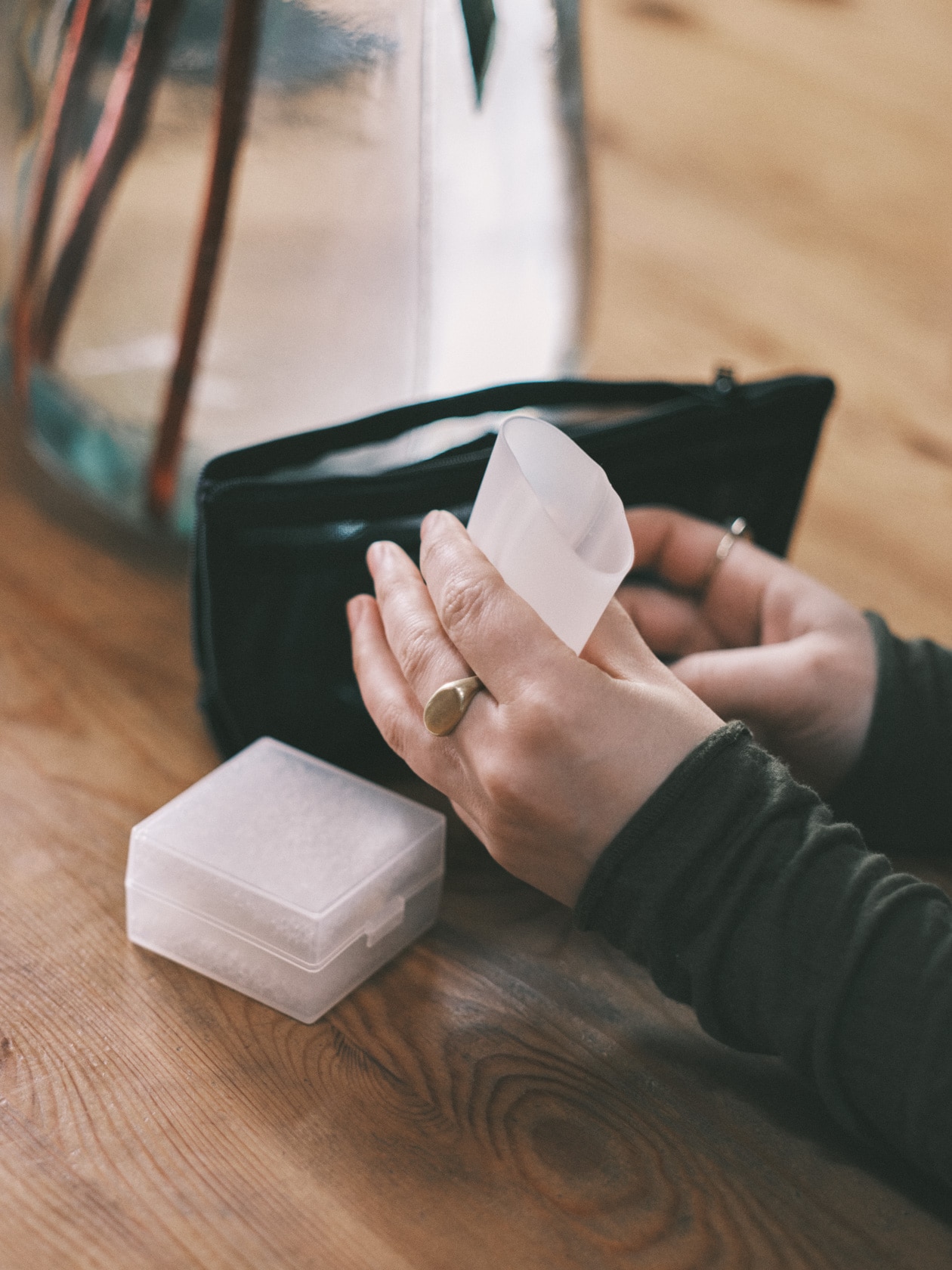 「キャリーケースは現地の食材でいっぱい。旅はいつもの道具をコンパクトに」小池陽子(ヴィーガンフードクリエイター) | 携帯用発泡ウレタン石けん置き、携帯用シリコーンコップ ほか_pZ2Z1u