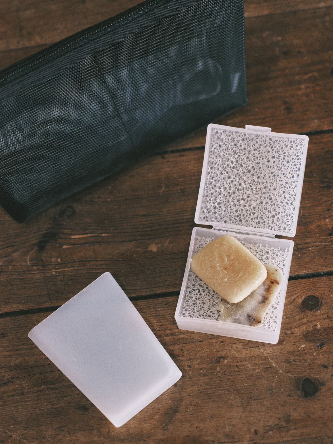 「キャリーケースは現地の食材でいっぱい。旅はいつもの道具をコンパクトに」小池陽子(ヴィーガンフードクリエイター) | 携帯用発泡ウレタン石けん置き、携帯用シリコーンコップ ほか_6u7jd3