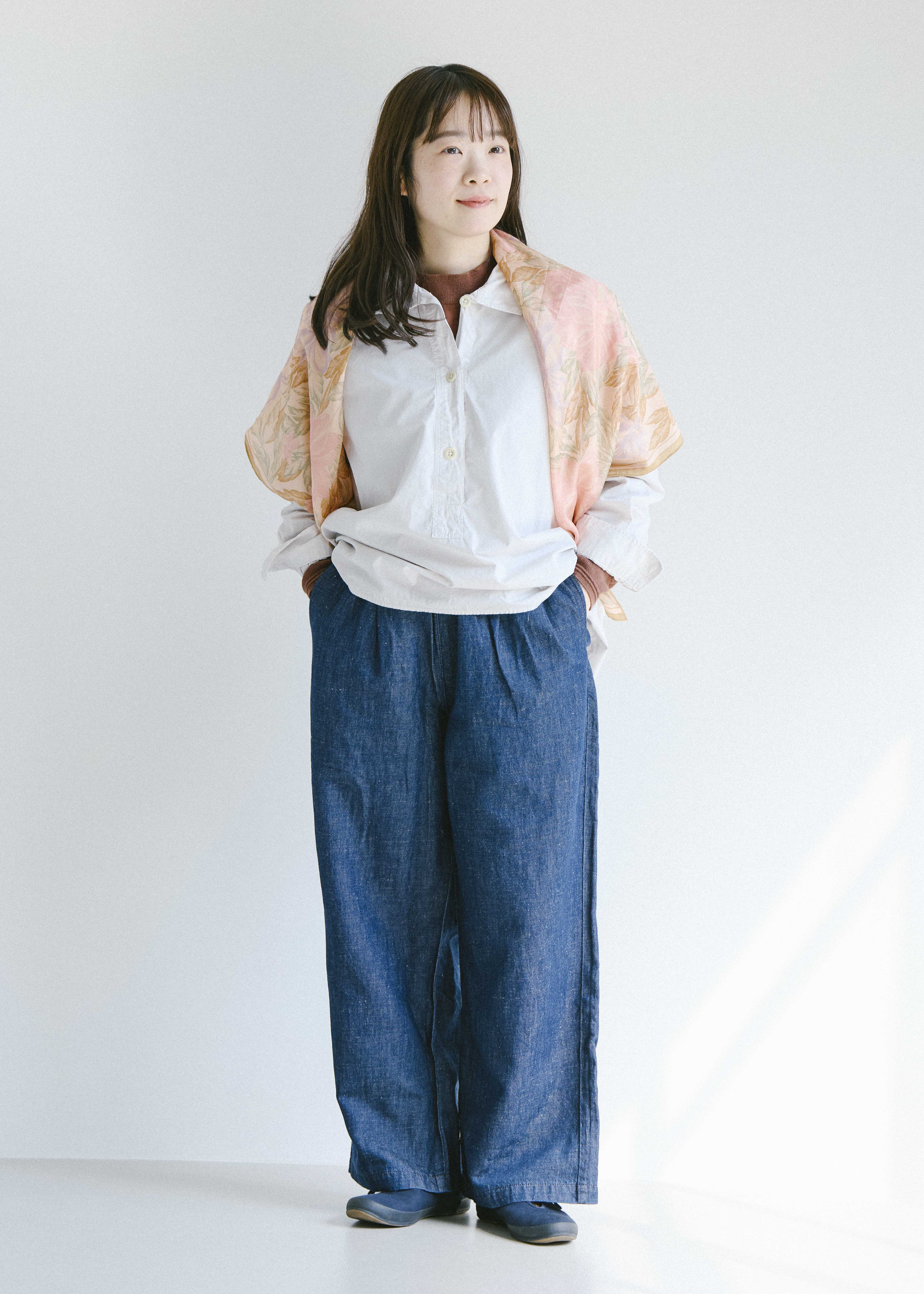 春、心おどる、新鮮な色味にも挑戦したい | スタッフのリアルな着こなし_VA1IC9