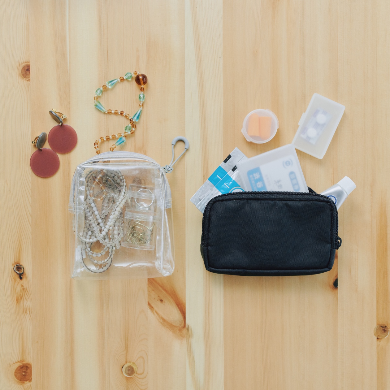 目的と中身で使い分け。持ち歩きポーチの選びかた_wCUK7A