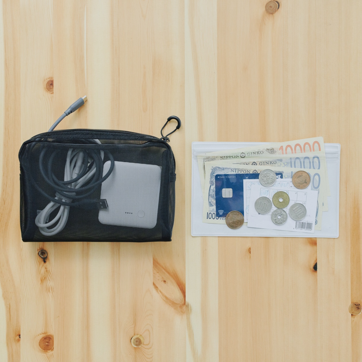 目的と中身で使い分け。持ち歩きポーチの選びかた_j74M6S