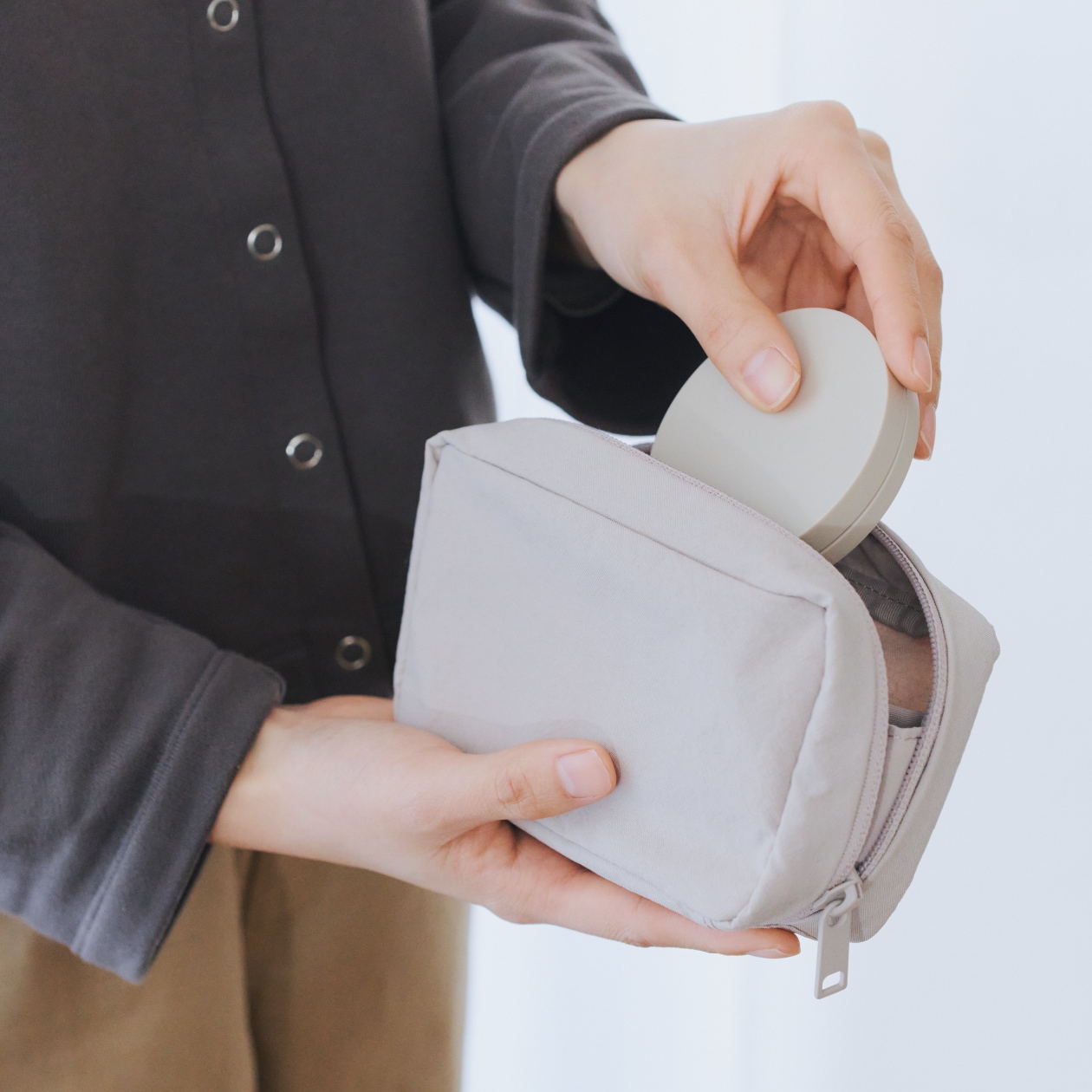 目的と中身で使い分け。持ち歩きポーチの選びかた_JUNy7z