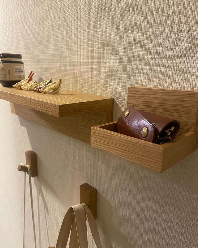 壁に付けられる家具トレー